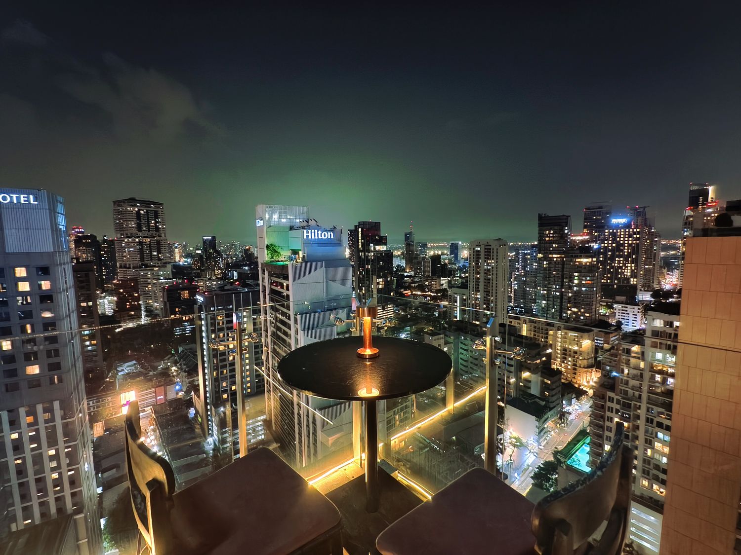 曼谷 Mojjo Rooftop Lounge Bar | 32 樓夜景享受拉丁風情的微醺之夜！ @混血珊莎的奇幻旅程