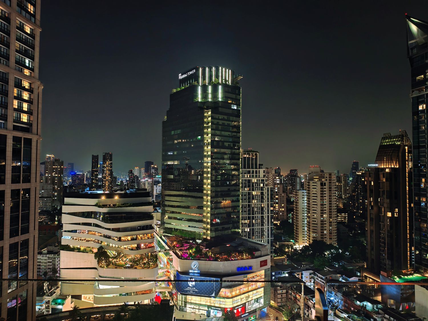 曼谷 Mojjo Rooftop Lounge Bar | 32 樓夜景享受拉丁風情的微醺之夜！ @混血珊莎的奇幻旅程