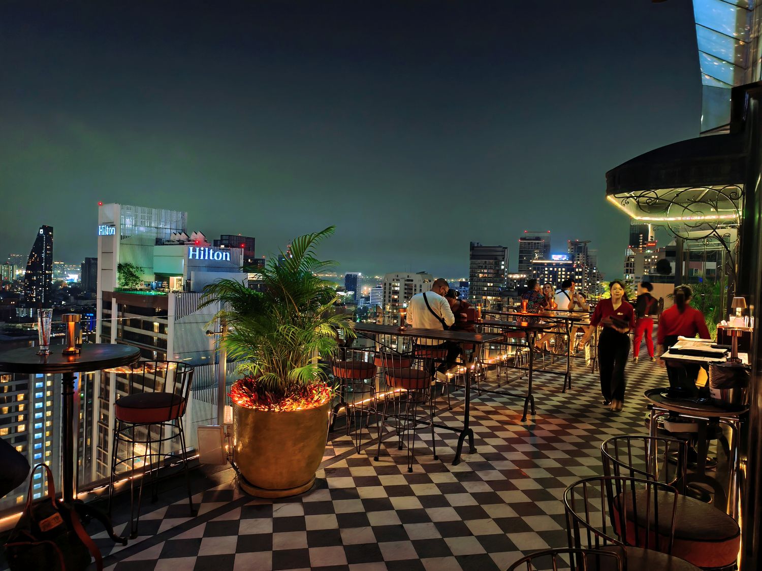 曼谷 Mojjo Rooftop Lounge Bar | 32 樓夜景享受拉丁風情的微醺之夜！ @混血珊莎的奇幻旅程
