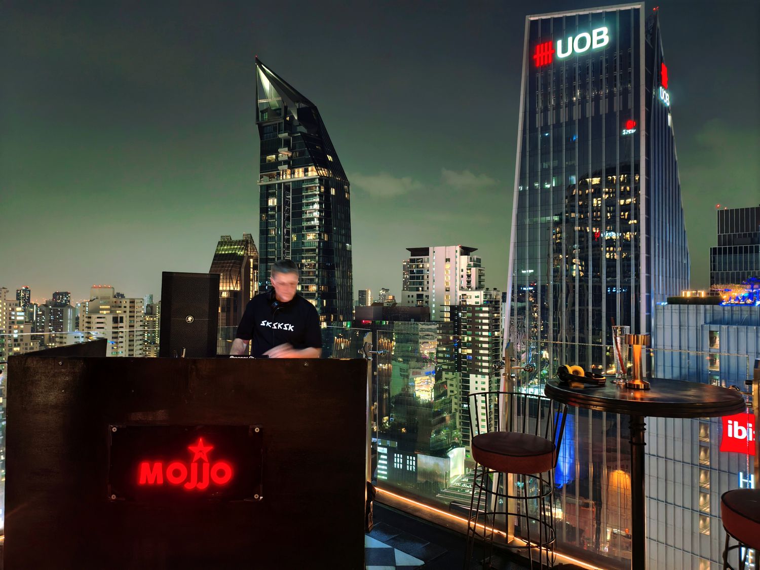 曼谷 Mojjo Rooftop Lounge Bar | 32 樓夜景享受拉丁風情的微醺之夜！ @混血珊莎的奇幻旅程