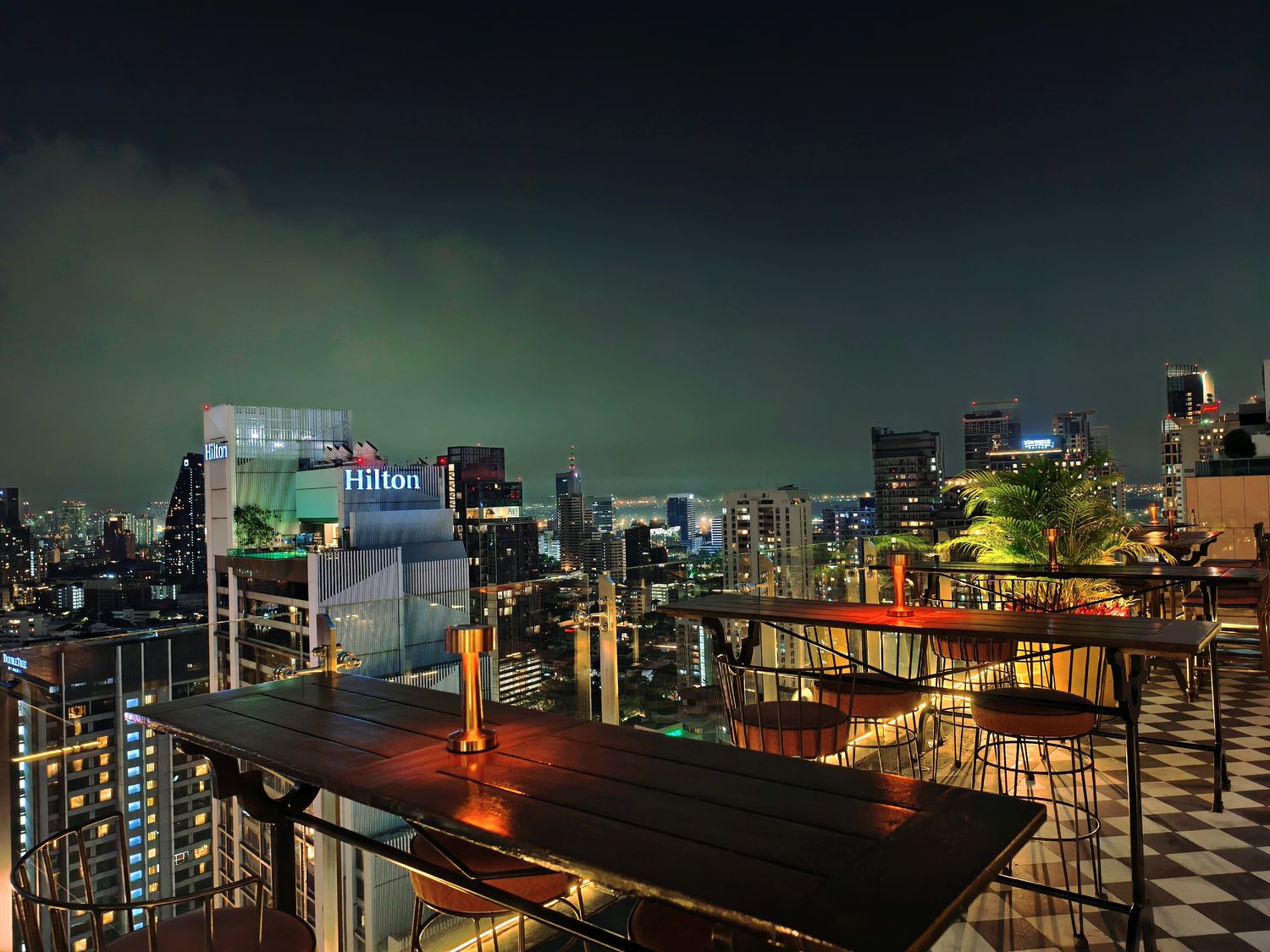 曼谷 Mojjo Rooftop Lounge Bar | 32 樓夜景享受拉丁風情的微醺之夜！ @混血珊莎的奇幻旅程