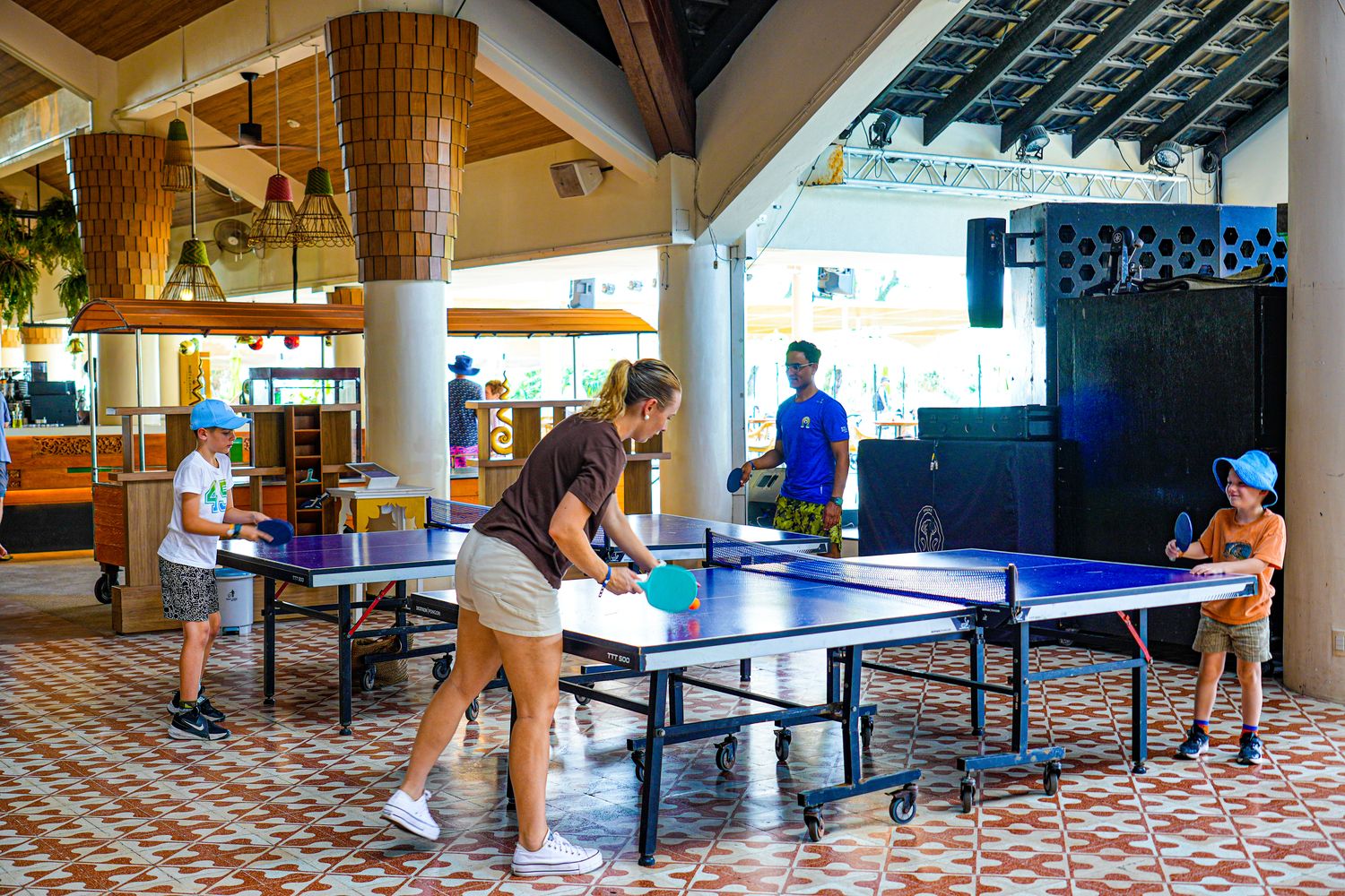 普吉島 Club Med Phuket (下)：水陸運動到超嗨夜間表演派對秀，還有神隊友兒童俱樂部! @混血珊莎的奇幻旅程