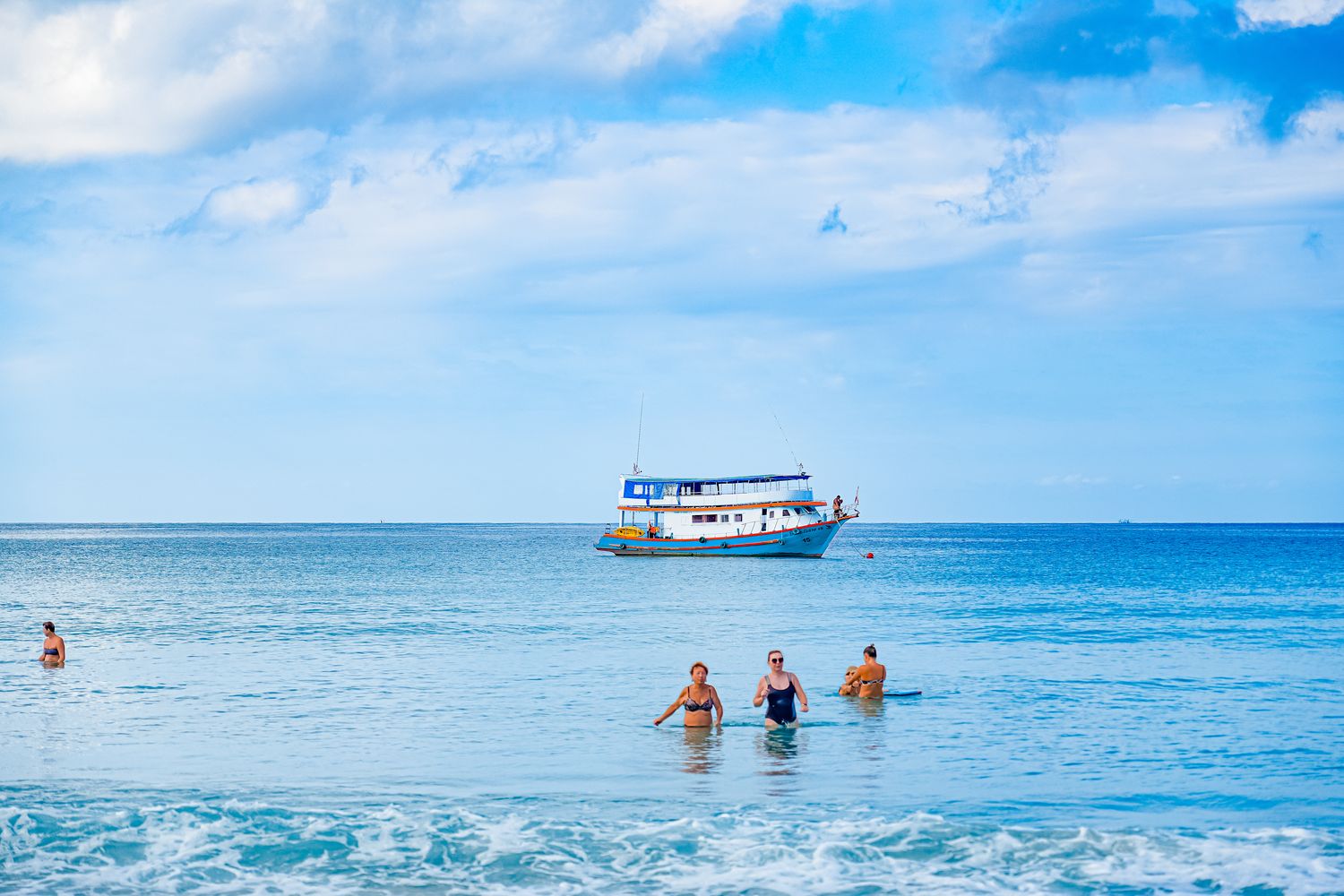 普吉島 Club Med Phuket (下)：水陸運動到超嗨夜間表演派對秀，還有神隊友兒童俱樂部! @混血珊莎的奇幻旅程