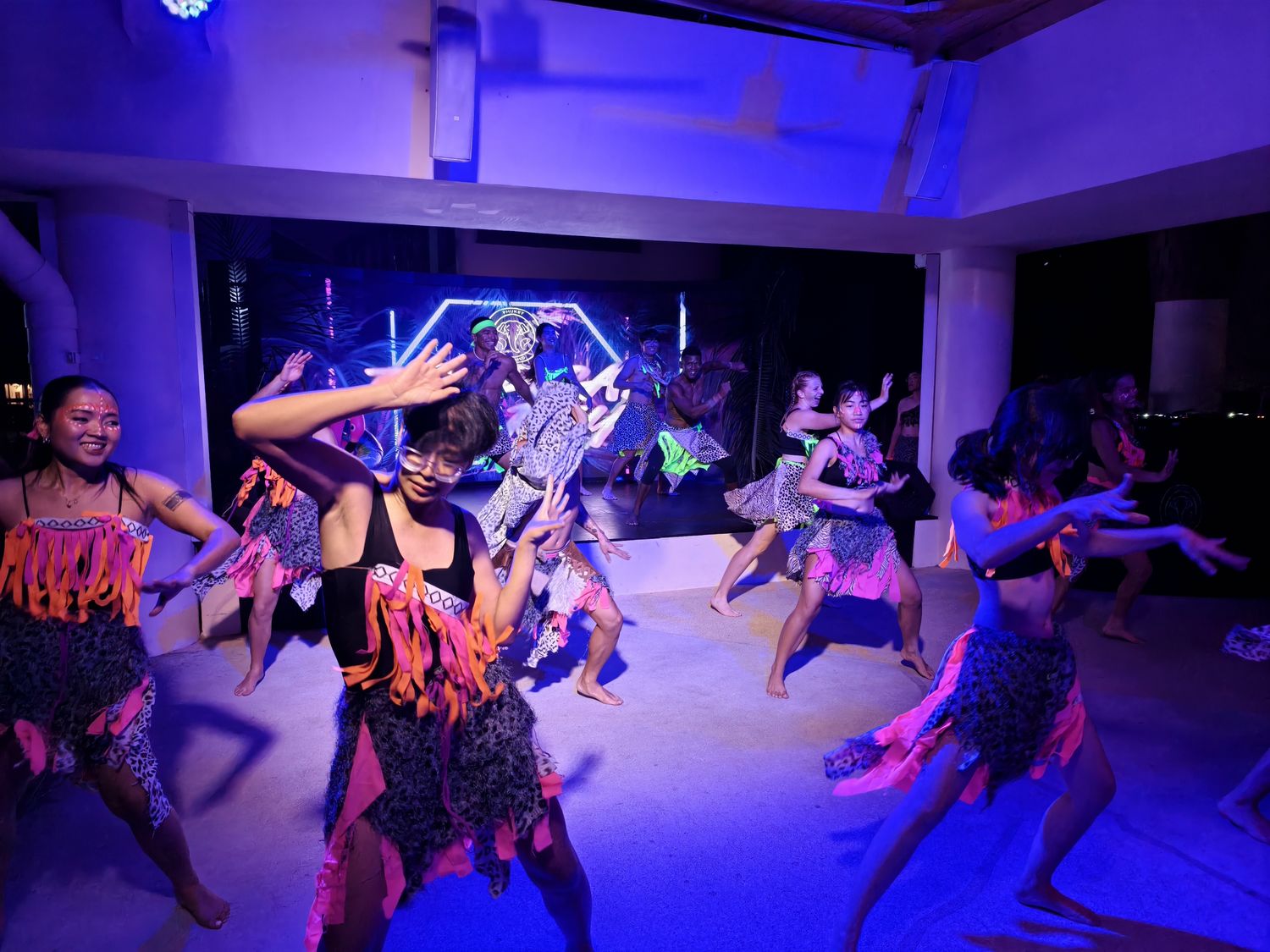 普吉島 Club Med Phuket (下)：水陸運動到超嗨夜間表演派對秀，還有神隊友兒童俱樂部! @混血珊莎的奇幻旅程