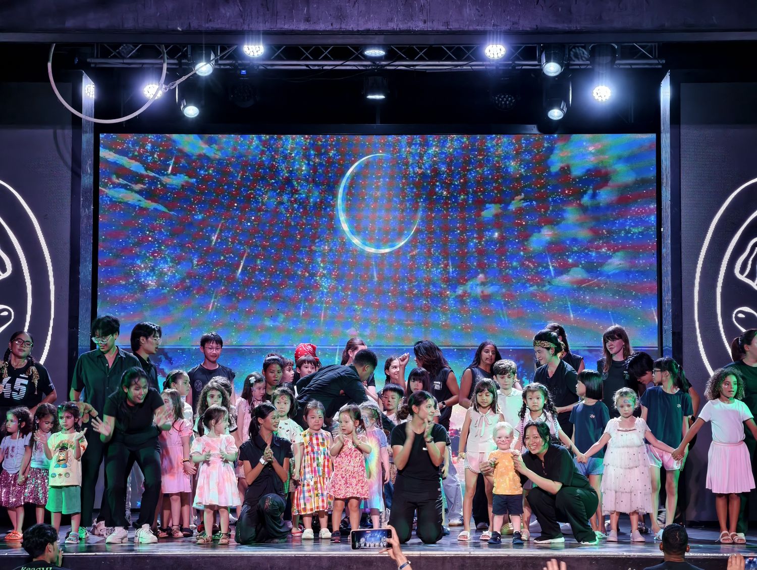 普吉島 Club Med Phuket (下)：水陸運動到超嗨夜間表演派對秀，還有神隊友兒童俱樂部! @混血珊莎的奇幻旅程