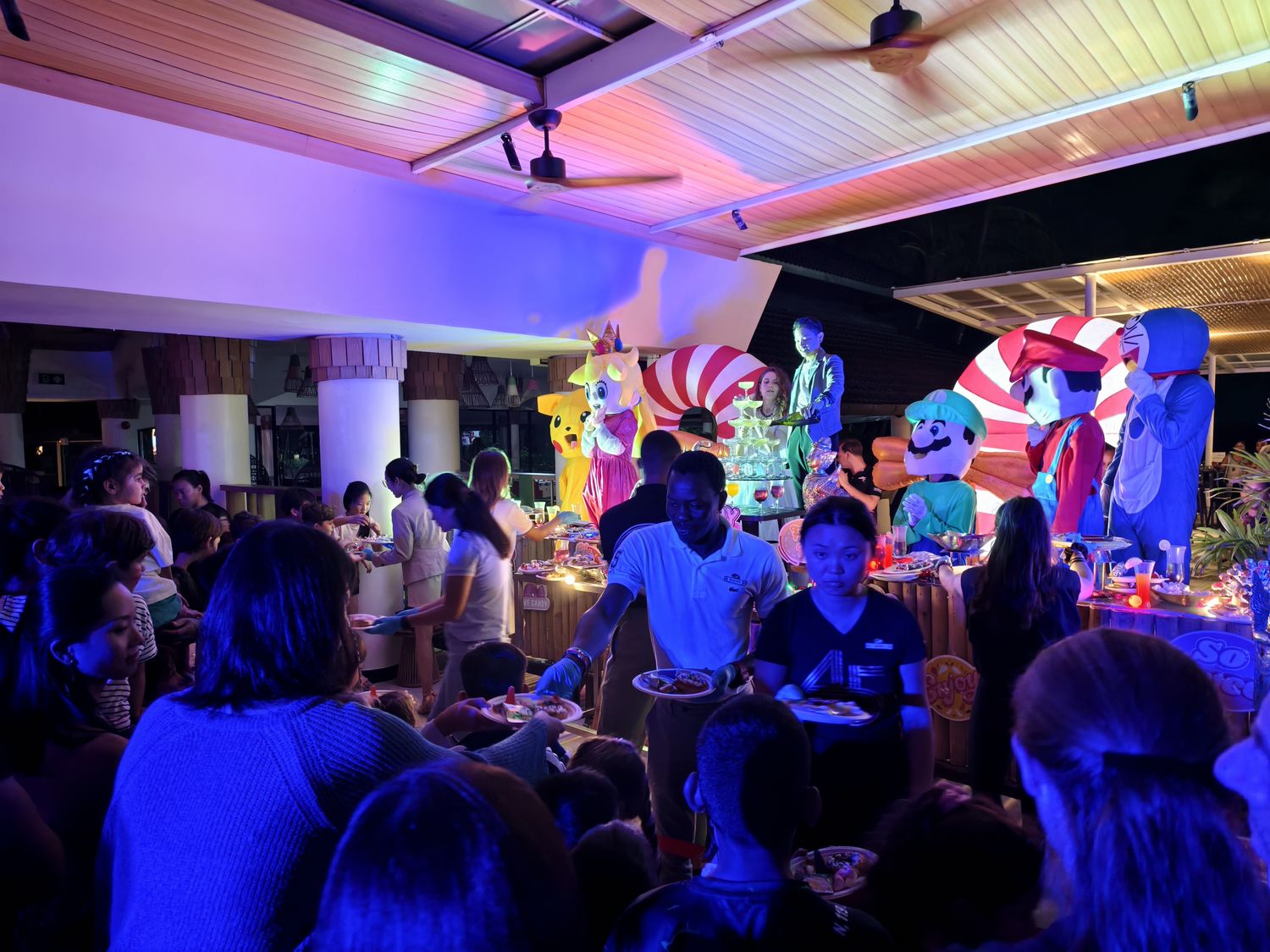 普吉島 Club Med Phuket (下)：水陸運動到超嗨夜間表演派對秀，還有神隊友兒童俱樂部! @混血珊莎的奇幻旅程