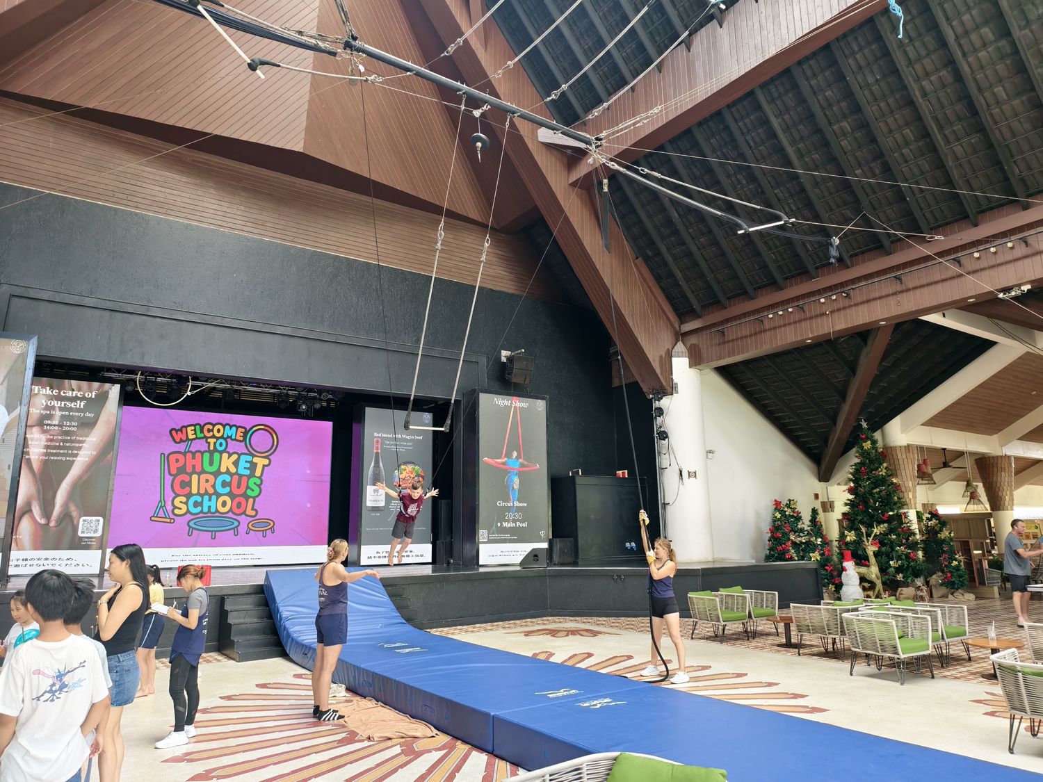 普吉島 Club Med Phuket (下)：水陸運動到超嗨夜間表演派對秀，還有神隊友兒童俱樂部! @混血珊莎的奇幻旅程