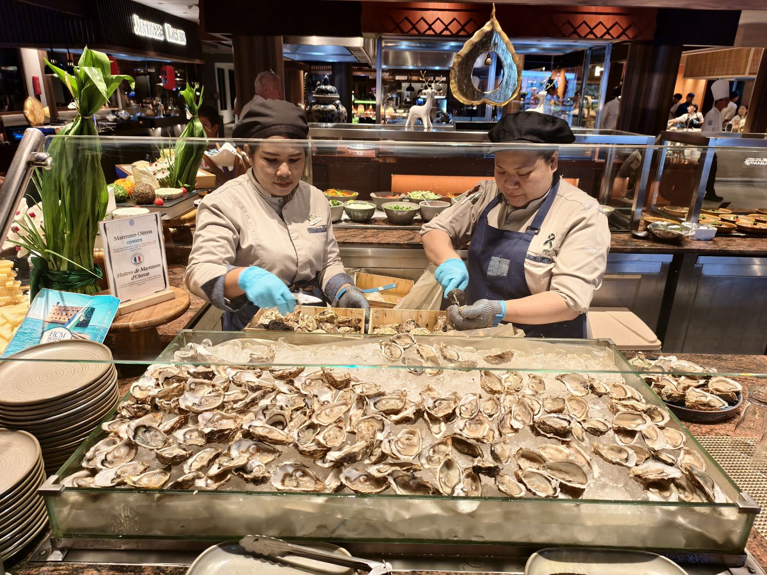 普吉島 Club Med Phuket (下)：水陸運動到超嗨夜間表演派對秀，還有神隊友兒童俱樂部! @混血珊莎的奇幻旅程