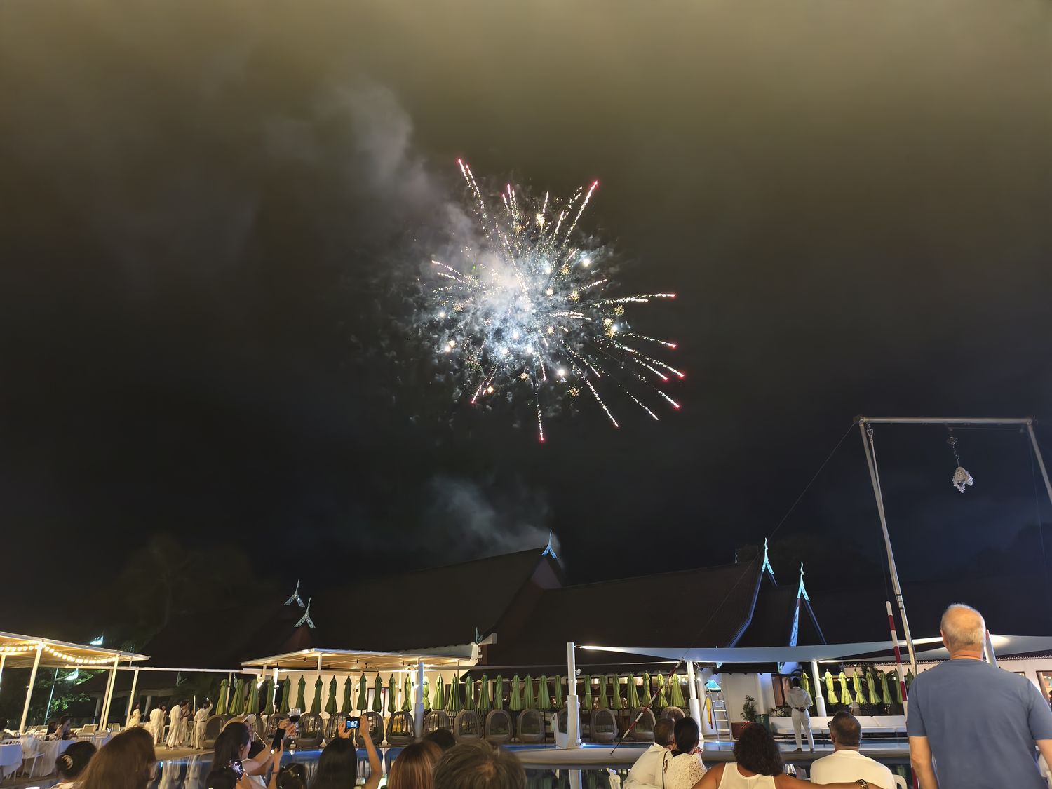 普吉島 Club Med Phuket (下)：水陸運動到超嗨夜間表演派對秀，還有神隊友兒童俱樂部! @混血珊莎的奇幻旅程