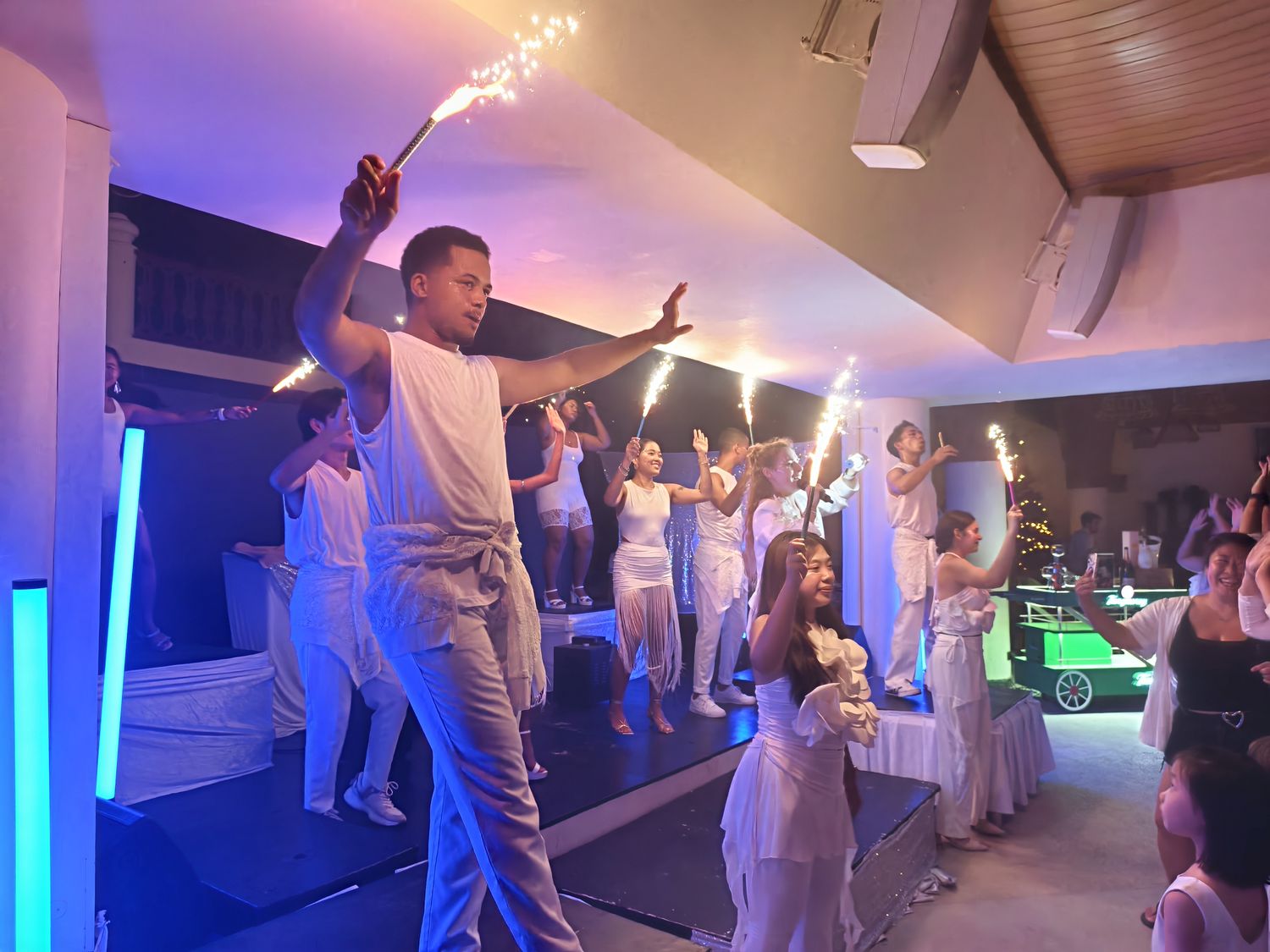 普吉島 Club Med Phuket (下)：水陸運動到超嗨夜間表演派對秀，還有神隊友兒童俱樂部! @混血珊莎的奇幻旅程