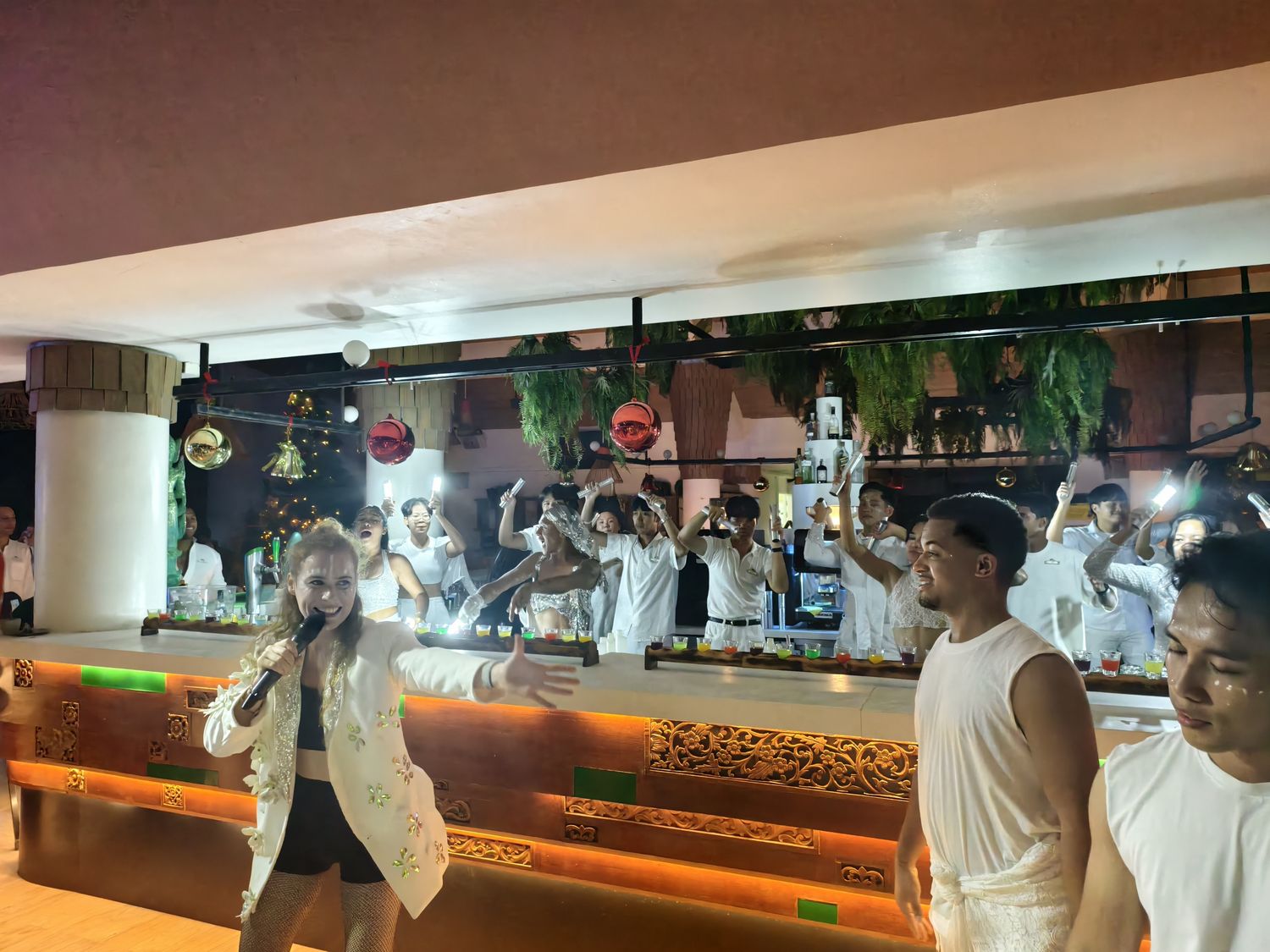 普吉島 Club Med Phuket (下)：水陸運動到超嗨夜間表演派對秀，還有神隊友兒童俱樂部! @混血珊莎的奇幻旅程