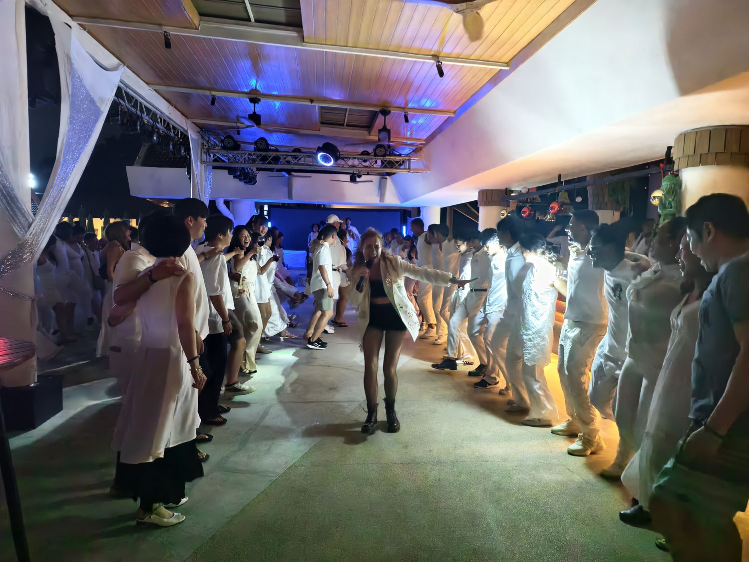 普吉島 Club Med Phuket (下)：水陸運動到超嗨夜間表演派對秀，還有神隊友兒童俱樂部! @混血珊莎的奇幻旅程