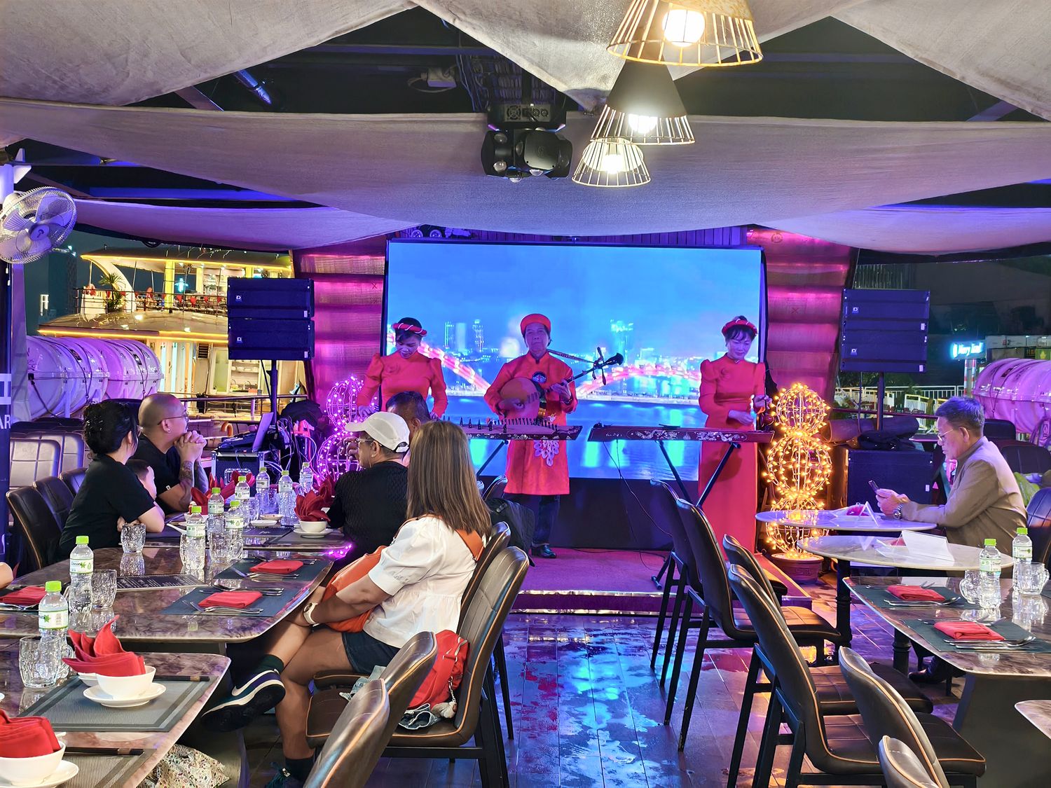 峴港Pseidon漢江遊船|龍橋噴火秀、焗烤龍蝦大餐、船上表演秀,河上浪漫夜晚! @混血珊莎的奇幻旅程 峴港Pseidon漢江遊船|龍橋噴火秀、焗烤龍蝦大餐、船上表演秀,河上浪漫夜晚! @混血珊莎的奇幻旅程