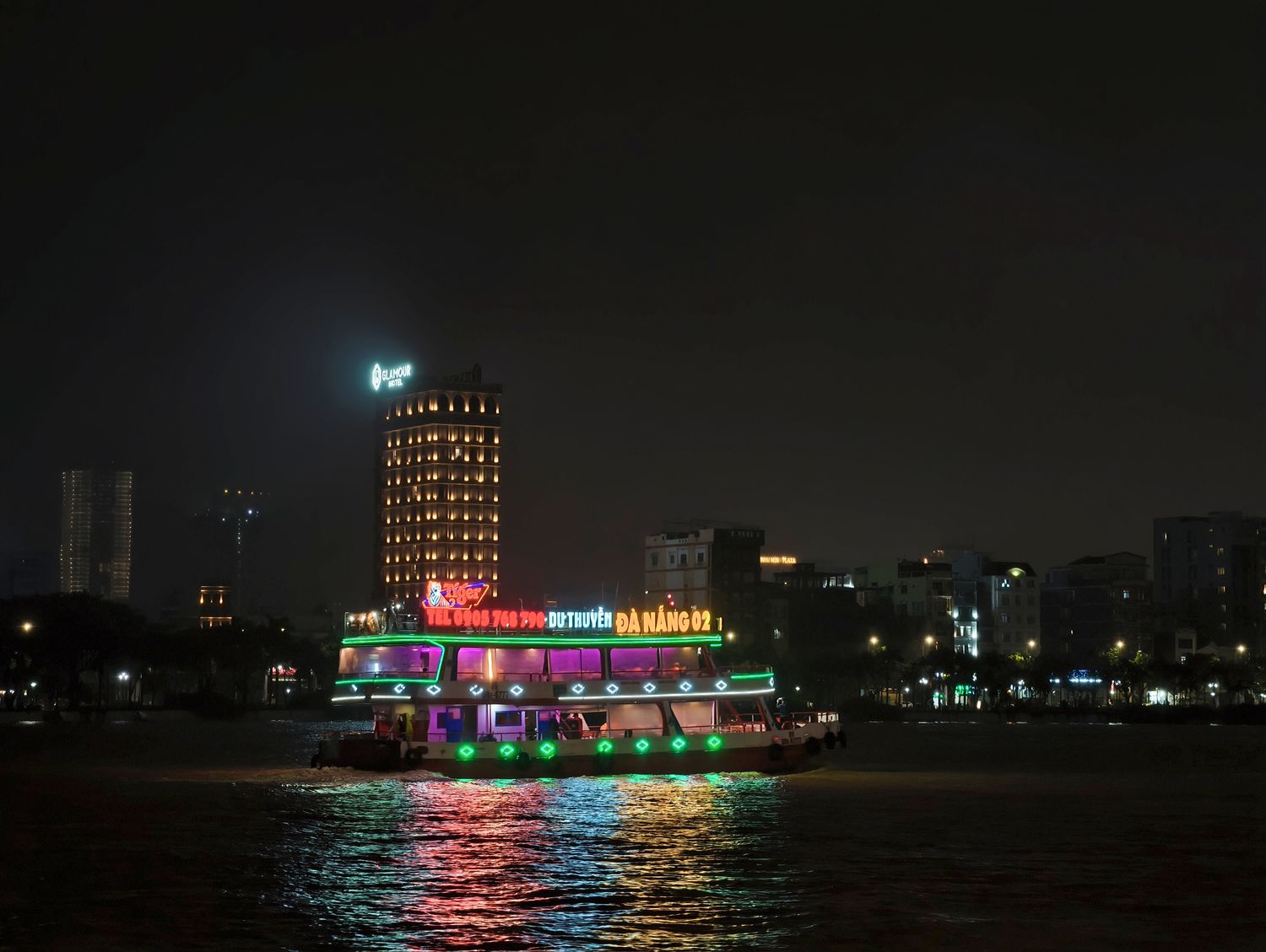 峴港Pseidon漢江遊船｜龍橋噴火秀、焗烤龍蝦大餐、船上表演秀，河上浪漫夜晚! @混血珊莎的奇幻旅程