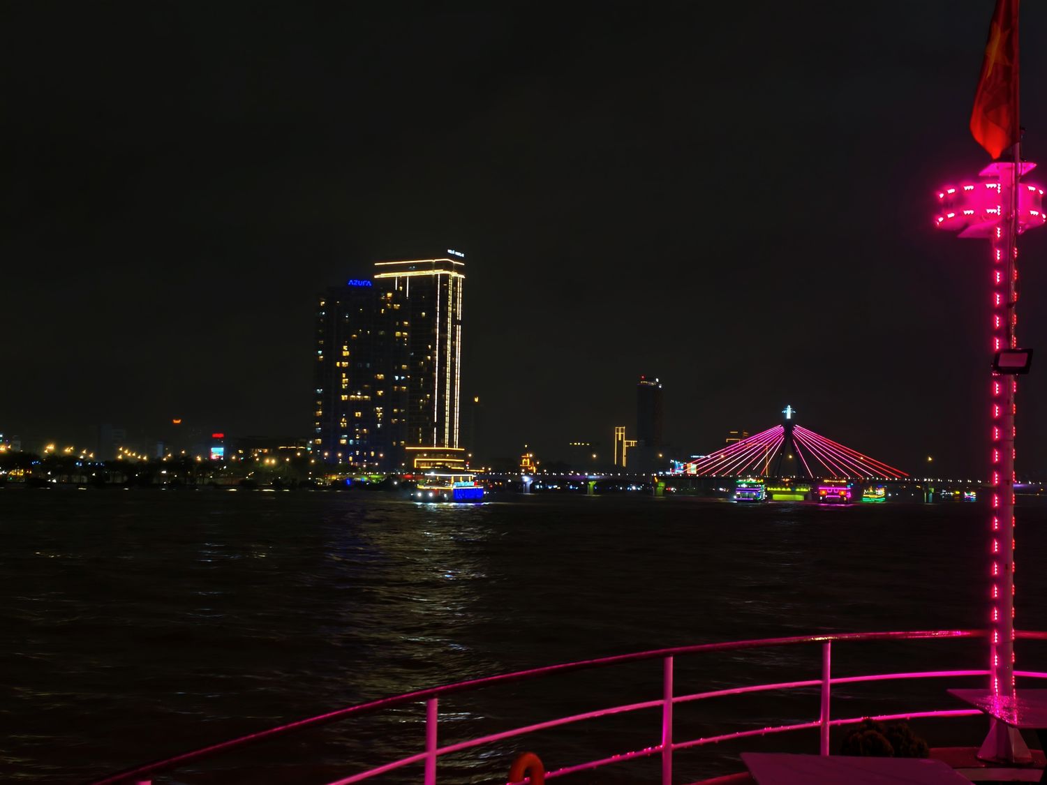 峴港Pseidon漢江遊船|龍橋噴火秀、焗烤龍蝦大餐、船上表演秀,河上浪漫夜晚! @混血珊莎的奇幻旅程 峴港Pseidon漢江遊船|龍橋噴火秀、焗烤龍蝦大餐、船上表演秀,河上浪漫夜晚! @混血珊莎的奇幻旅程