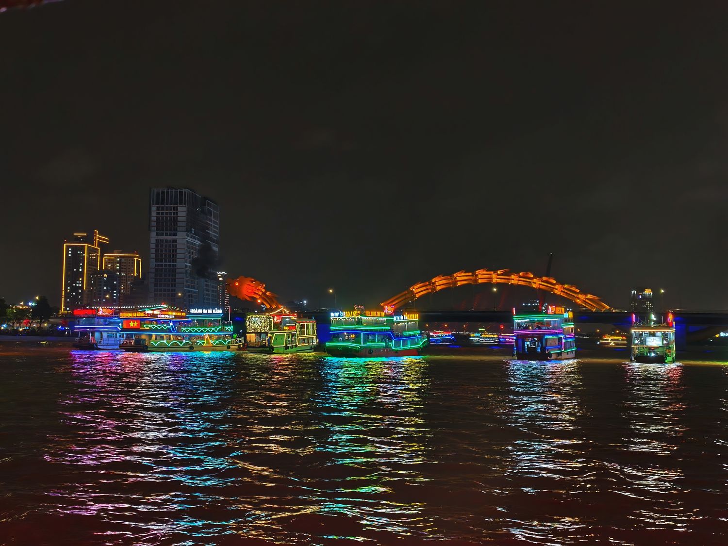 峴港Pseidon漢江遊船|龍橋噴火秀、焗烤龍蝦大餐、船上表演秀,河上浪漫夜晚! @混血珊莎的奇幻旅程 峴港Pseidon漢江遊船|龍橋噴火秀、焗烤龍蝦大餐、船上表演秀,河上浪漫夜晚! @混血珊莎的奇幻旅程