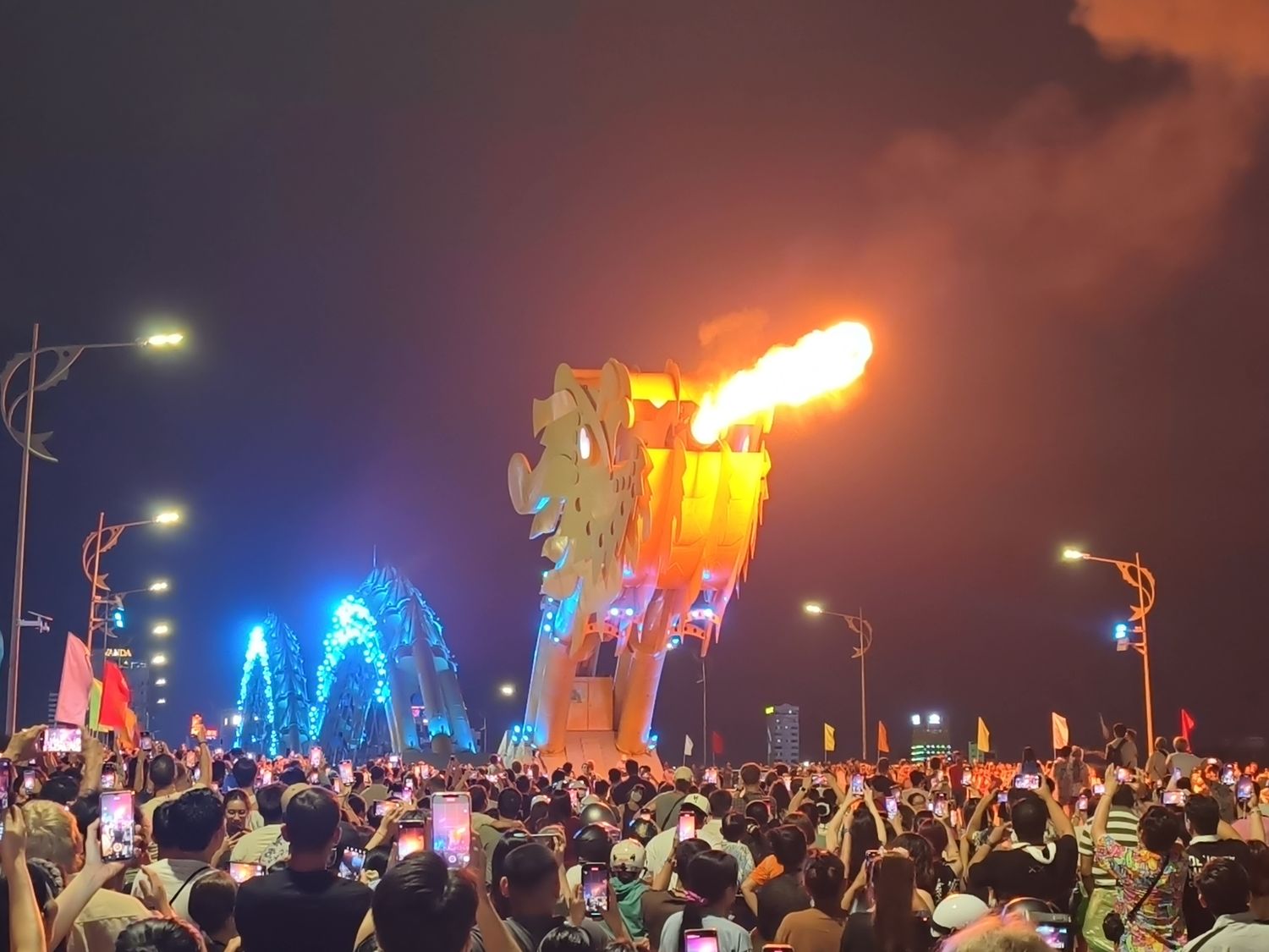 峴港Pseidon漢江遊船|龍橋噴火秀、焗烤龍蝦大餐、船上表演秀,河上浪漫夜晚! @混血珊莎的奇幻旅程 峴港Pseidon漢江遊船|龍橋噴火秀、焗烤龍蝦大餐、船上表演秀,河上浪漫夜晚! @混血珊莎的奇幻旅程