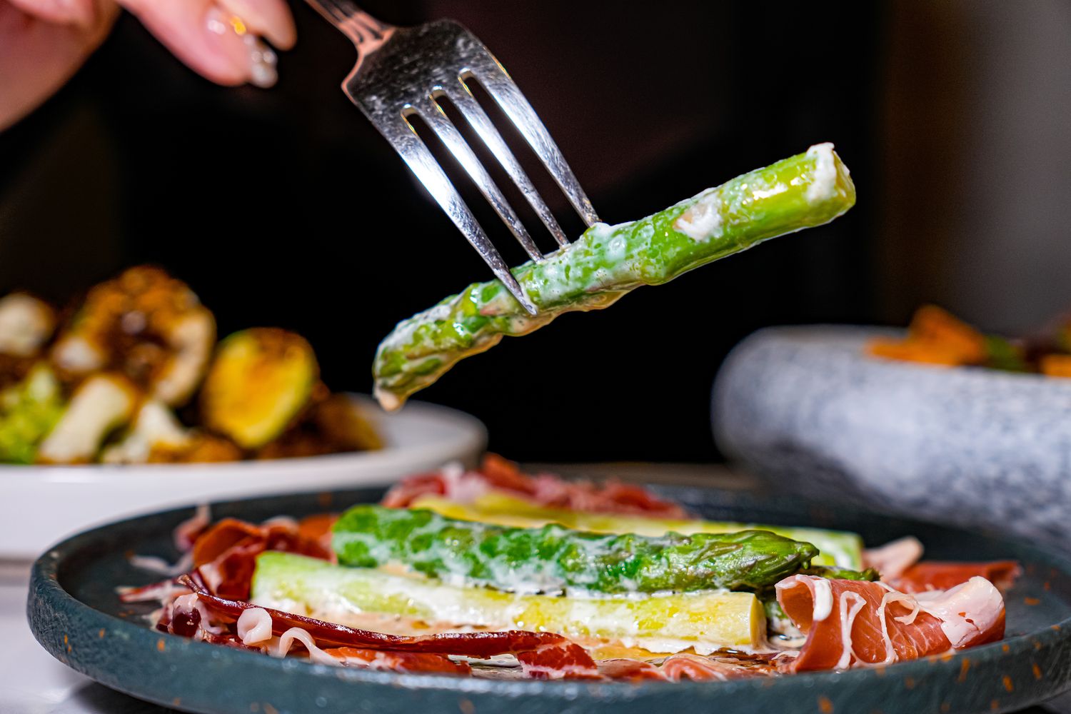 【台北東區餐酒館】緩緩 FABULA｜藏身鬧區的質感約會餐廳、歲末聚餐首選推薦! @混血珊莎的奇幻旅程