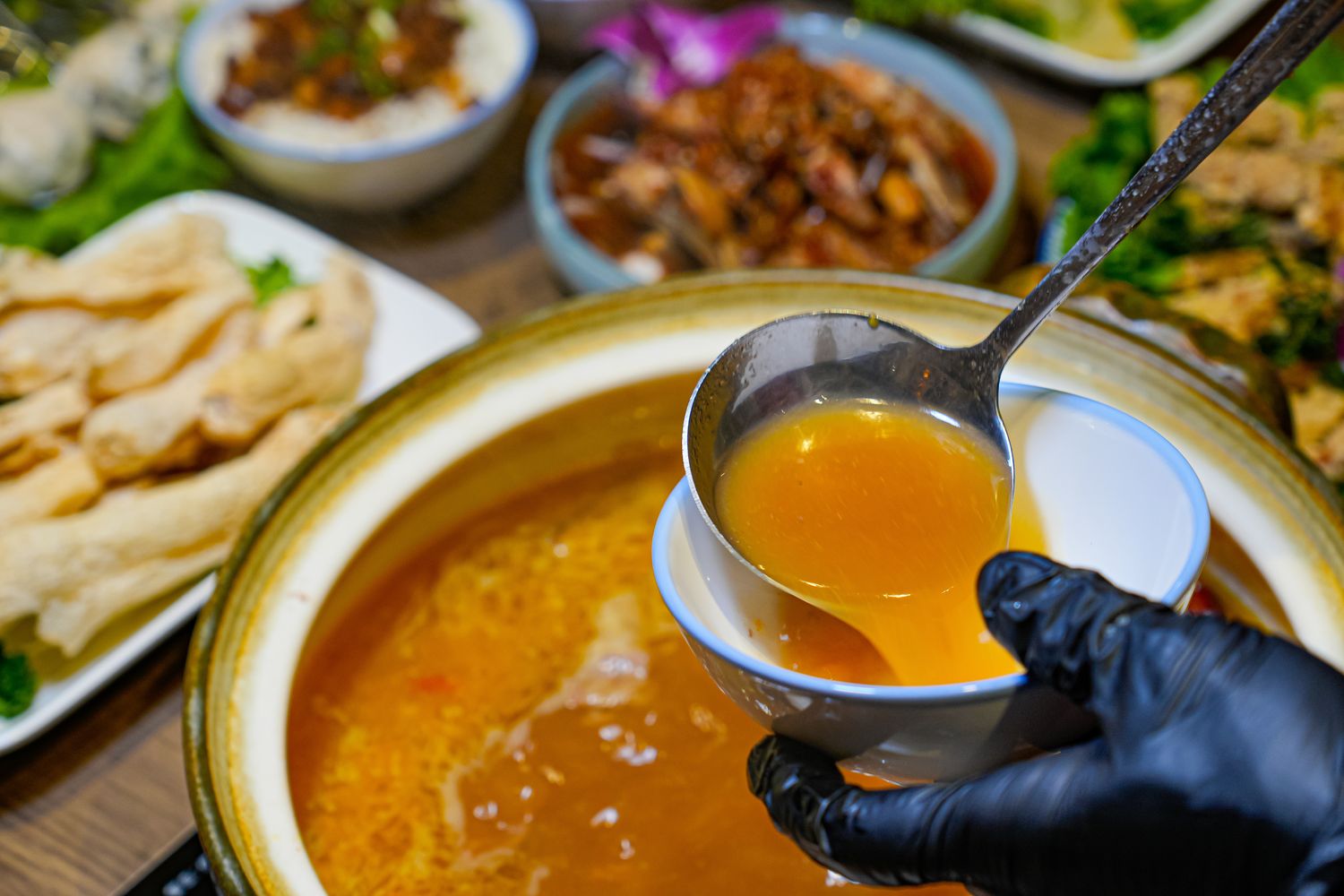 君曜雞湯｜台北信義區神仙系金黃雞湯! 包廂可KTV歡唱、龍蝦海陸饗宴 (近世貿/101) @混血珊莎的奇幻旅程