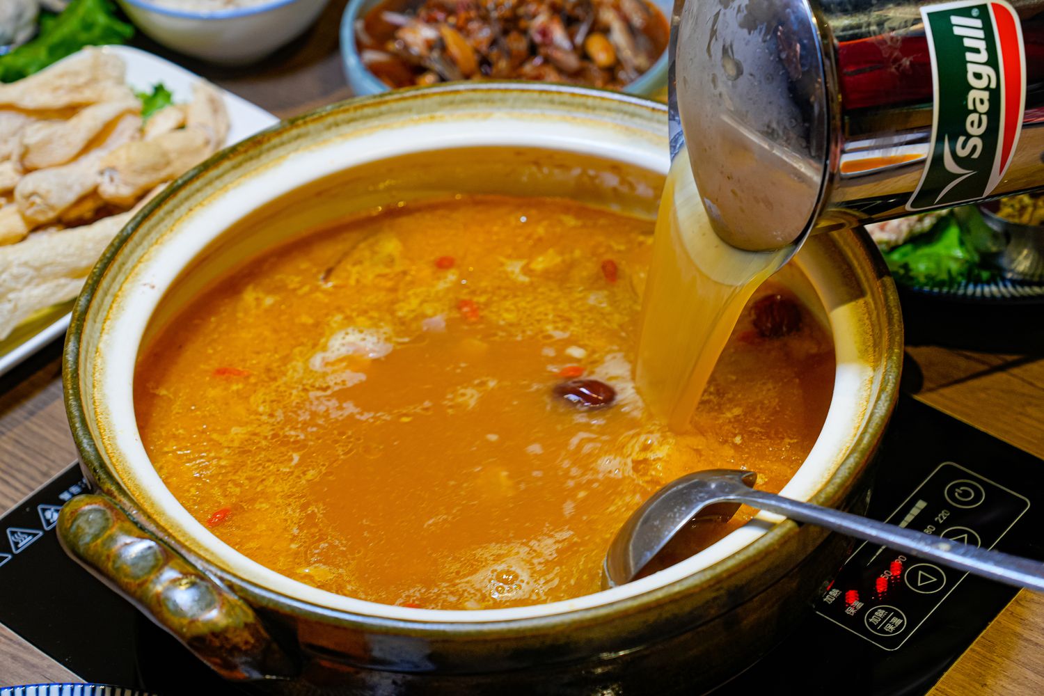 君曜雞湯｜台北信義區神仙系金黃雞湯! 包廂可KTV歡唱、龍蝦海陸饗宴 (近世貿/101) @混血珊莎的奇幻旅程