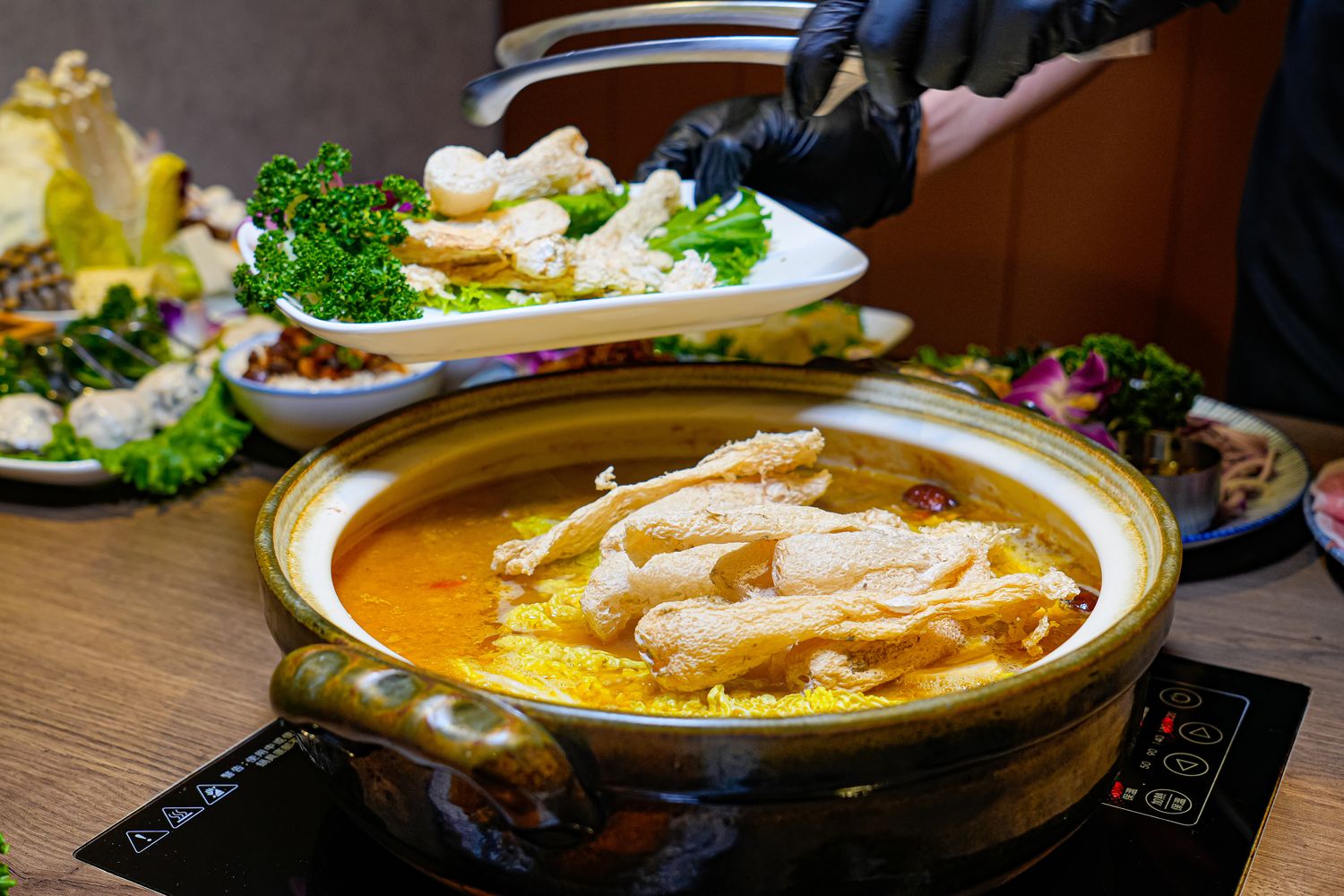 君曜雞湯｜台北信義區神仙系金黃雞湯! 包廂可KTV歡唱、龍蝦海陸饗宴 (近世貿/101) @混血珊莎的奇幻旅程