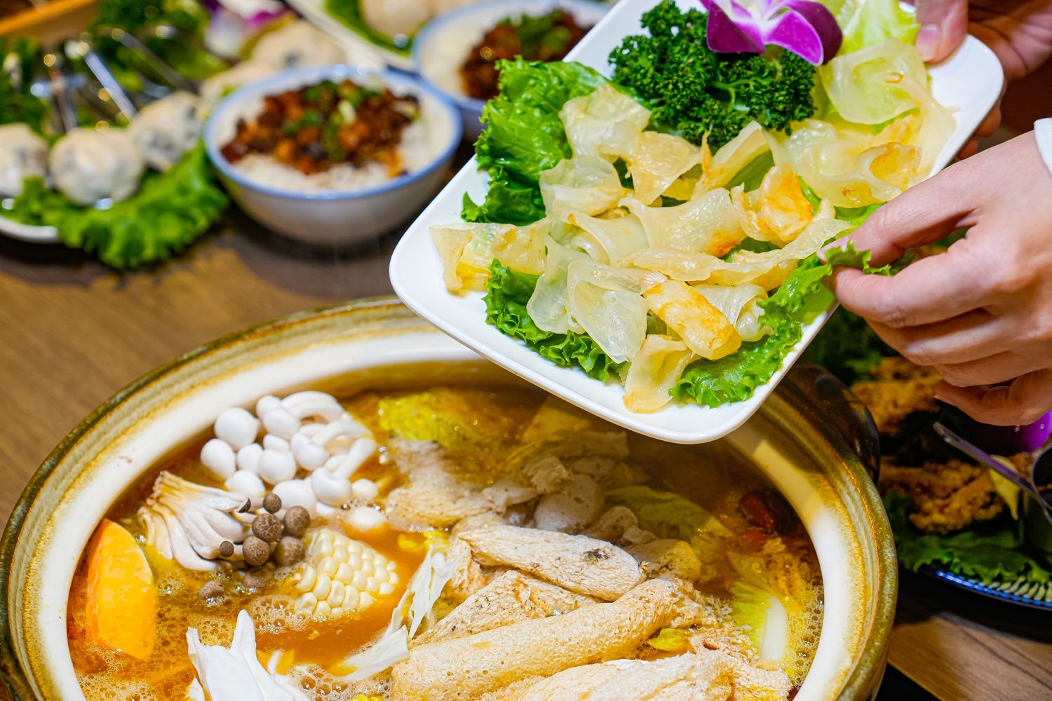 君曜雞湯｜台北信義區神仙系金黃雞湯! 包廂可KTV歡唱、龍蝦海陸饗宴 (近世貿/101) @混血珊莎的奇幻旅程