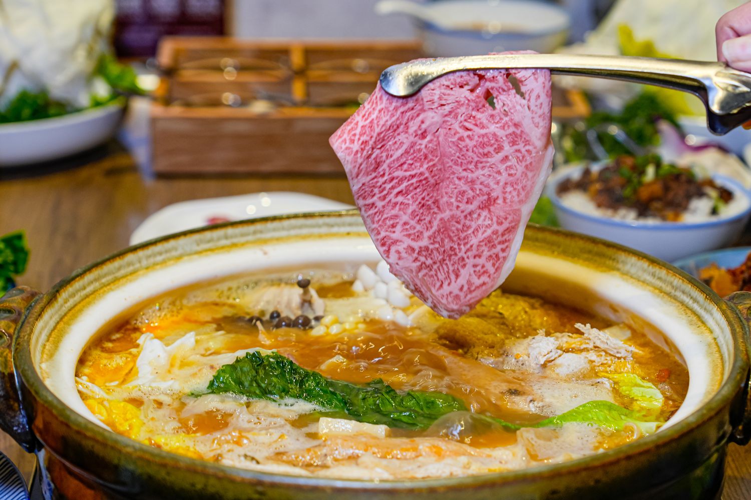 君曜雞湯｜台北信義區神仙系金黃雞湯! 包廂可KTV歡唱、龍蝦海陸饗宴 (近世貿/101) @混血珊莎的奇幻旅程