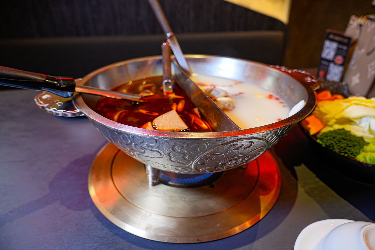 【岩漿火鍋 桃園中正店】極致漢方麻辣湯 x 視覺系火焰炙燒豬,藝文特區宵夜聚餐新地標! @混血珊莎的奇幻旅程 【岩漿火鍋 桃園中正店】極致漢方麻辣湯 x 視覺系火焰炙燒豬,藝文特區宵夜聚餐新地標! @混血珊莎的奇幻旅程