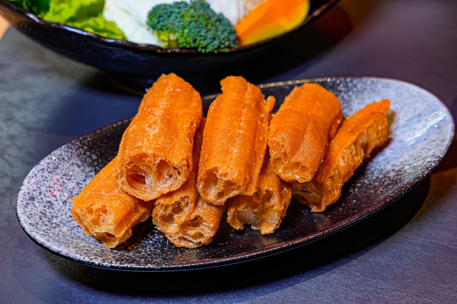 【岩漿火鍋 桃園中正店】極致漢方麻辣湯 x 視覺系火焰炙燒豬,藝文特區宵夜聚餐新地標! @混血珊莎的奇幻旅程 【岩漿火鍋 桃園中正店】極致漢方麻辣湯 x 視覺系火焰炙燒豬,藝文特區宵夜聚餐新地標! @混血珊莎的奇幻旅程