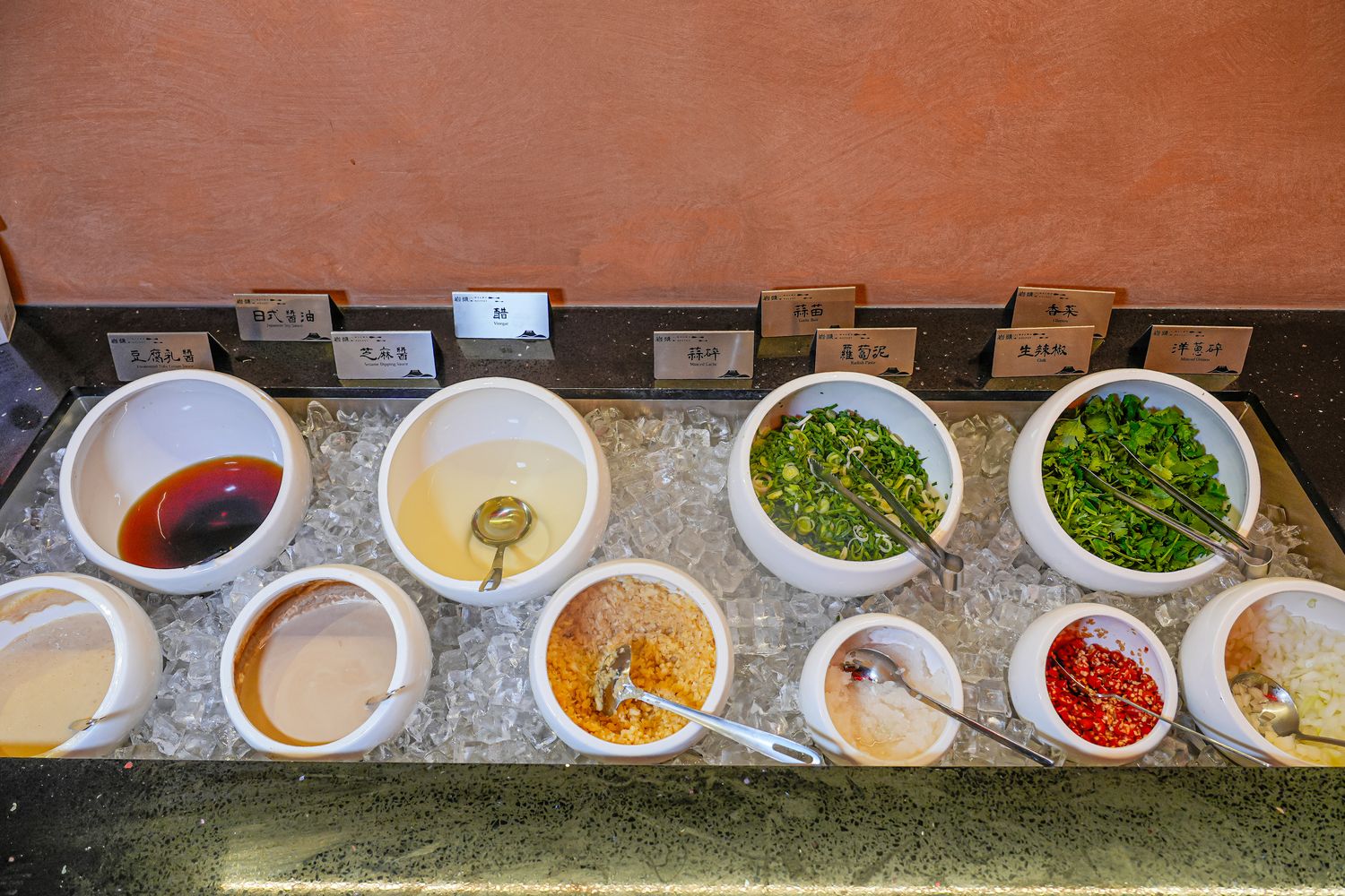 【岩漿火鍋 桃園中正店】極致漢方麻辣湯 x 視覺系火焰炙燒豬,藝文特區宵夜聚餐新地標! @混血珊莎的奇幻旅程 【岩漿火鍋 桃園中正店】極致漢方麻辣湯 x 視覺系火焰炙燒豬,藝文特區宵夜聚餐新地標! @混血珊莎的奇幻旅程