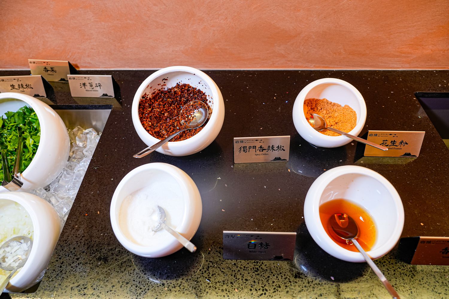 【岩漿火鍋 桃園中正店】極致漢方麻辣湯 x 視覺系火焰炙燒豬,藝文特區宵夜聚餐新地標! @混血珊莎的奇幻旅程 【岩漿火鍋 桃園中正店】極致漢方麻辣湯 x 視覺系火焰炙燒豬,藝文特區宵夜聚餐新地標! @混血珊莎的奇幻旅程