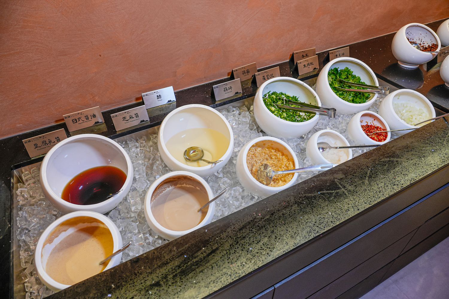 【岩漿火鍋 桃園中正店】極致漢方麻辣湯 x 視覺系火焰炙燒豬,藝文特區宵夜聚餐新地標! @混血珊莎的奇幻旅程 【岩漿火鍋 桃園中正店】極致漢方麻辣湯 x 視覺系火焰炙燒豬,藝文特區宵夜聚餐新地標! @混血珊莎的奇幻旅程