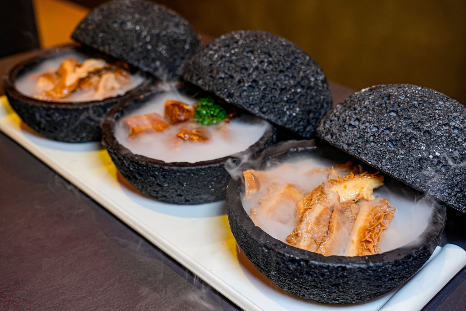 【岩漿火鍋 桃園中正店】極致漢方麻辣湯 x 視覺系火焰炙燒豬,藝文特區宵夜聚餐新地標! @混血珊莎的奇幻旅程 【岩漿火鍋 桃園中正店】極致漢方麻辣湯 x 視覺系火焰炙燒豬,藝文特區宵夜聚餐新地標! @混血珊莎的奇幻旅程