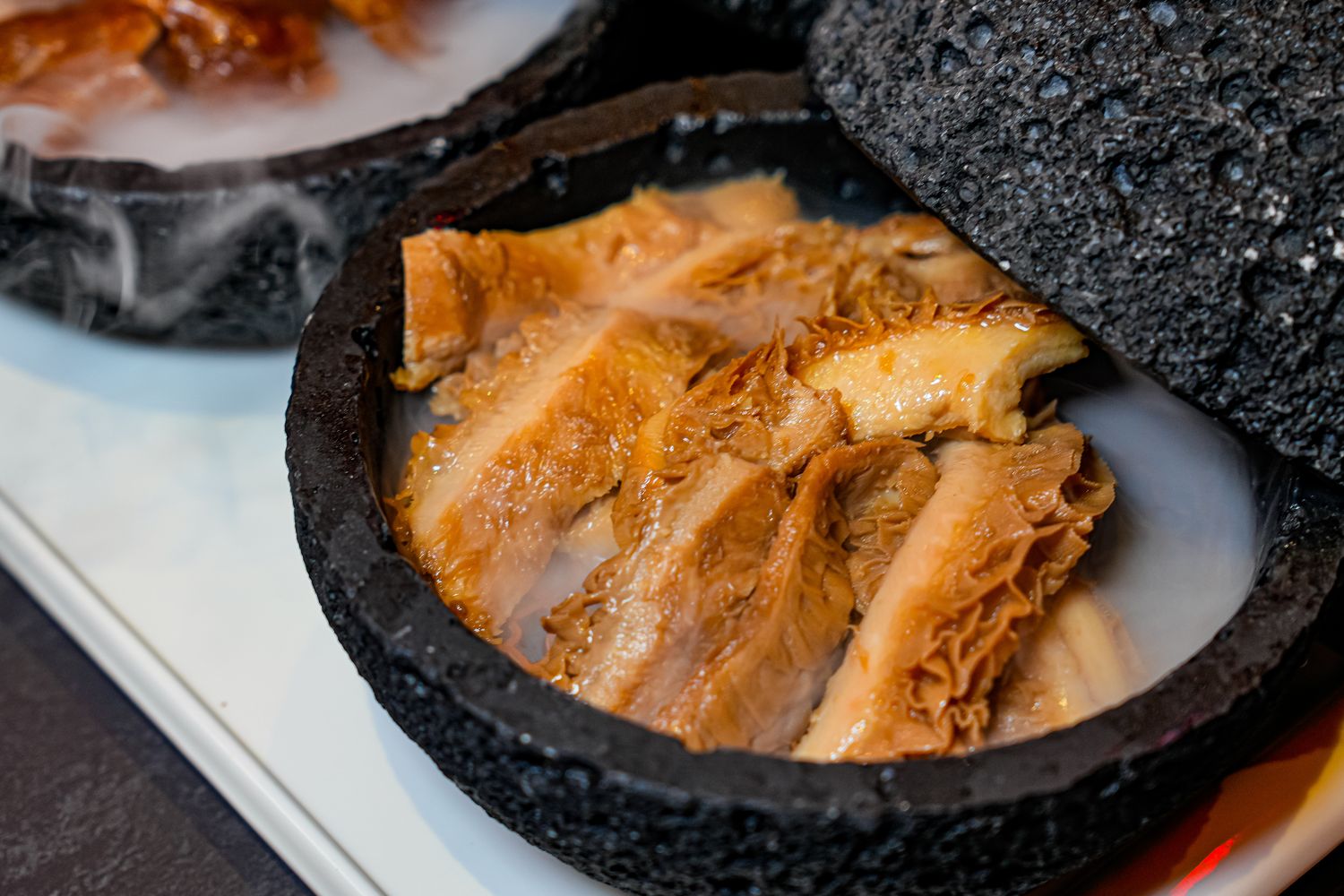 【岩漿火鍋 桃園中正店】極致漢方麻辣湯 x 視覺系火焰炙燒豬，藝文特區宵夜聚餐新地標! @混血珊莎的奇幻旅程