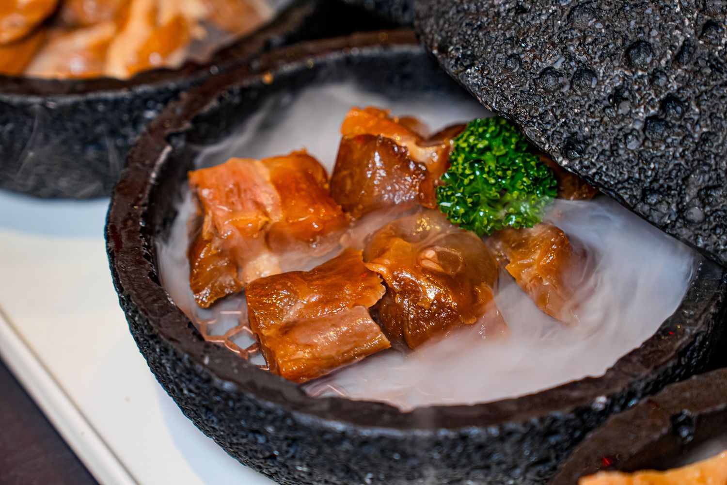 【岩漿火鍋 桃園中正店】極致漢方麻辣湯 x 視覺系火焰炙燒豬,藝文特區宵夜聚餐新地標! @混血珊莎的奇幻旅程 【岩漿火鍋 桃園中正店】極致漢方麻辣湯 x 視覺系火焰炙燒豬,藝文特區宵夜聚餐新地標! @混血珊莎的奇幻旅程