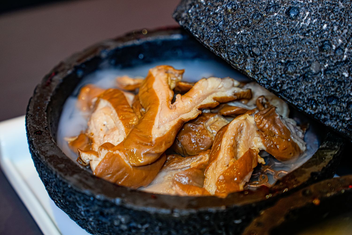 【岩漿火鍋 桃園中正店】極致漢方麻辣湯 x 視覺系火焰炙燒豬,藝文特區宵夜聚餐新地標! @混血珊莎的奇幻旅程 【岩漿火鍋 桃園中正店】極致漢方麻辣湯 x 視覺系火焰炙燒豬,藝文特區宵夜聚餐新地標! @混血珊莎的奇幻旅程