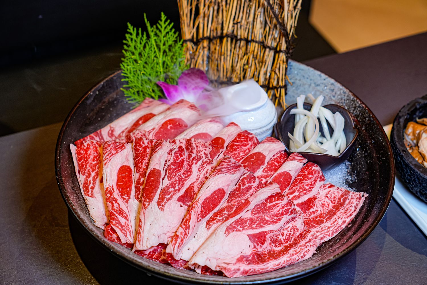 【岩漿火鍋 桃園中正店】極致漢方麻辣湯 x 視覺系火焰炙燒豬,藝文特區宵夜聚餐新地標! @混血珊莎的奇幻旅程 【岩漿火鍋 桃園中正店】極致漢方麻辣湯 x 視覺系火焰炙燒豬,藝文特區宵夜聚餐新地標! @混血珊莎的奇幻旅程