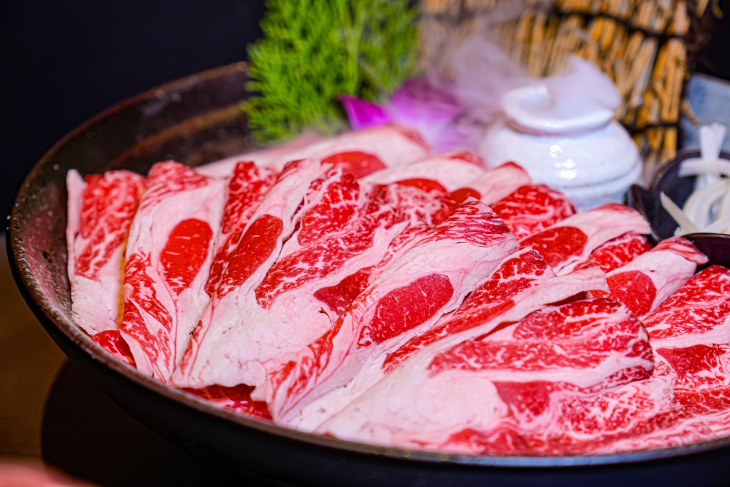 【岩漿火鍋 桃園中正店】極致漢方麻辣湯 x 視覺系火焰炙燒豬，藝文特區宵夜聚餐新地標! @混血珊莎的奇幻旅程