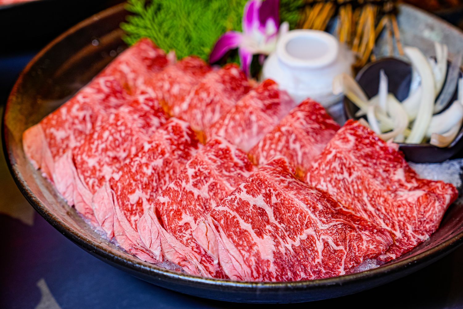 【岩漿火鍋 桃園中正店】極致漢方麻辣湯 x 視覺系火焰炙燒豬，藝文特區宵夜聚餐新地標! @混血珊莎的奇幻旅程