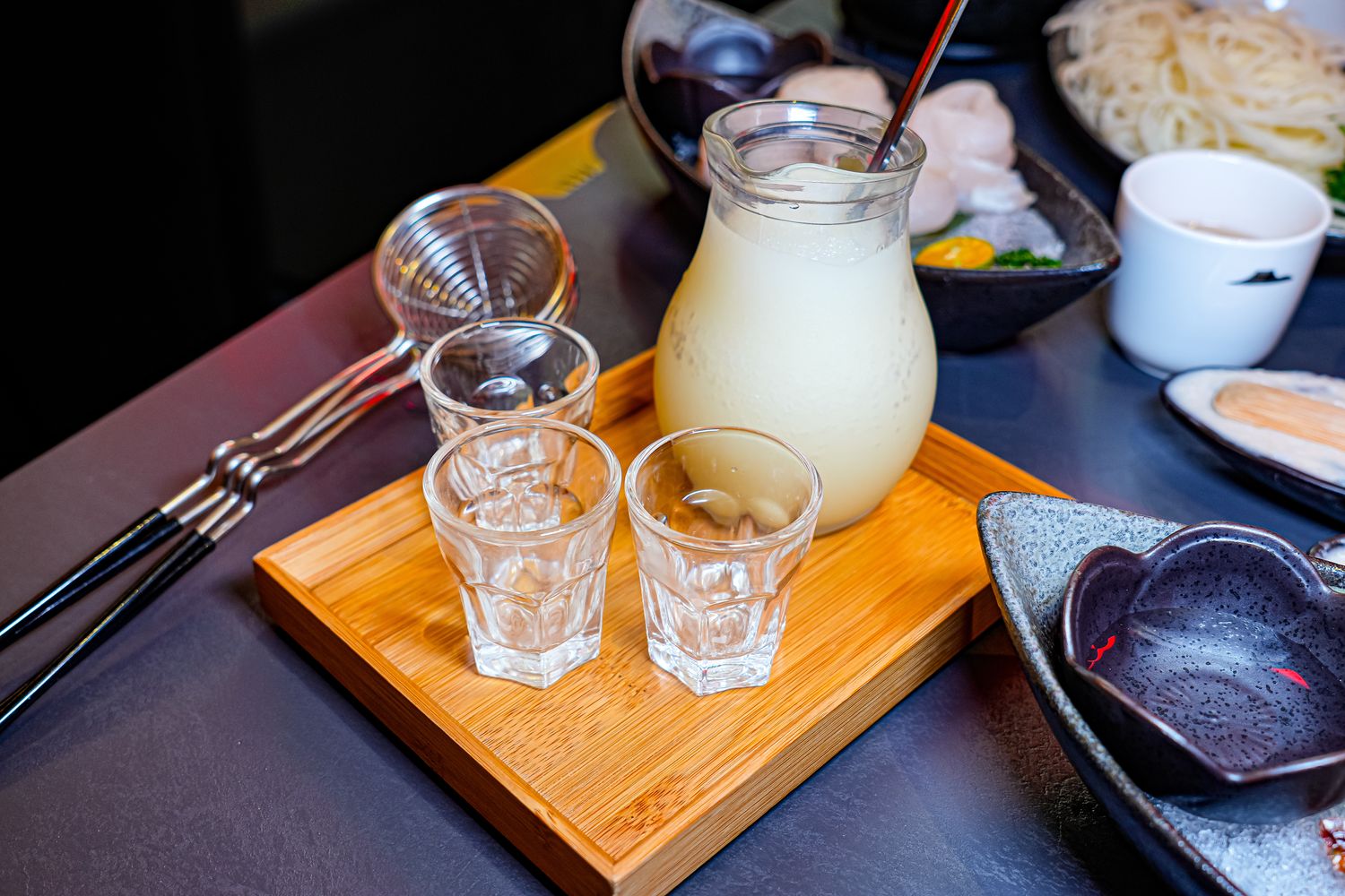 【岩漿火鍋 桃園中正店】極致漢方麻辣湯 x 視覺系火焰炙燒豬,藝文特區宵夜聚餐新地標! @混血珊莎的奇幻旅程 【岩漿火鍋 桃園中正店】極致漢方麻辣湯 x 視覺系火焰炙燒豬,藝文特區宵夜聚餐新地標! @混血珊莎的奇幻旅程