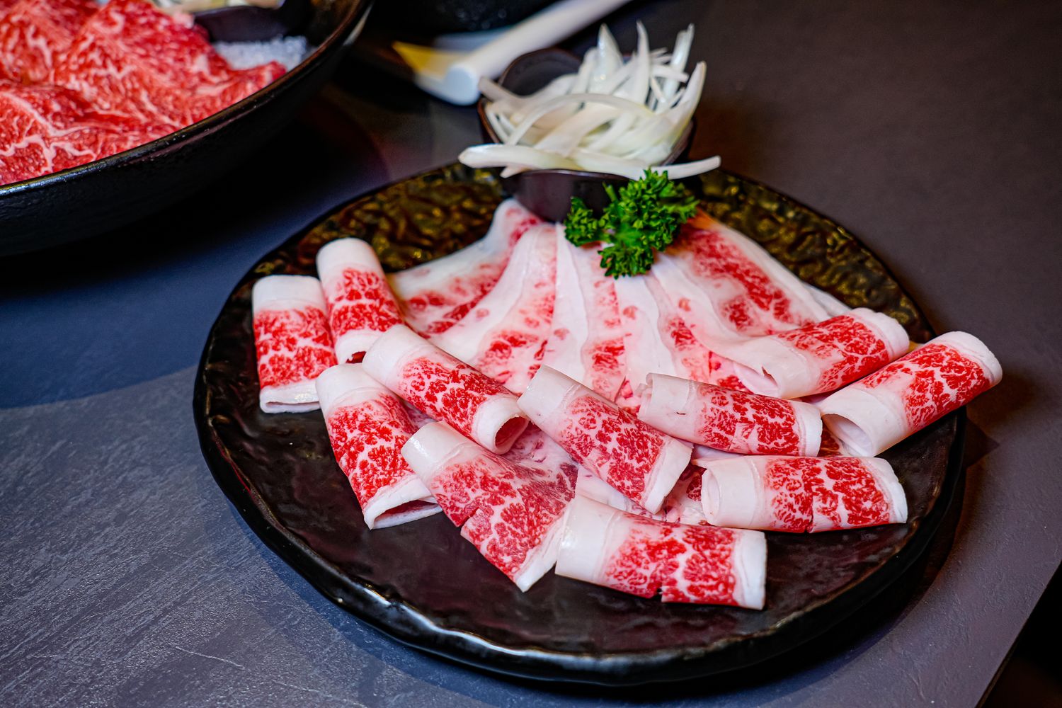 【岩漿火鍋 桃園中正店】極致漢方麻辣湯 x 視覺系火焰炙燒豬,藝文特區宵夜聚餐新地標! @混血珊莎的奇幻旅程 【岩漿火鍋 桃園中正店】極致漢方麻辣湯 x 視覺系火焰炙燒豬,藝文特區宵夜聚餐新地標! @混血珊莎的奇幻旅程