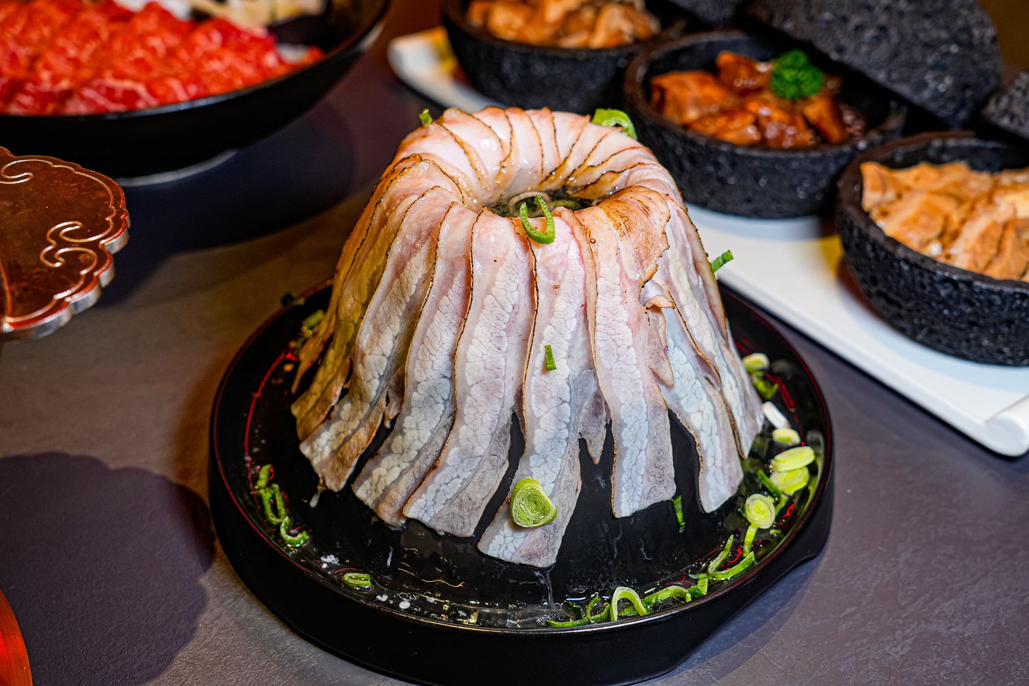 【岩漿火鍋 桃園中正店】極致漢方麻辣湯 x 視覺系火焰炙燒豬,藝文特區宵夜聚餐新地標! @混血珊莎的奇幻旅程 【岩漿火鍋 桃園中正店】極致漢方麻辣湯 x 視覺系火焰炙燒豬,藝文特區宵夜聚餐新地標! @混血珊莎的奇幻旅程