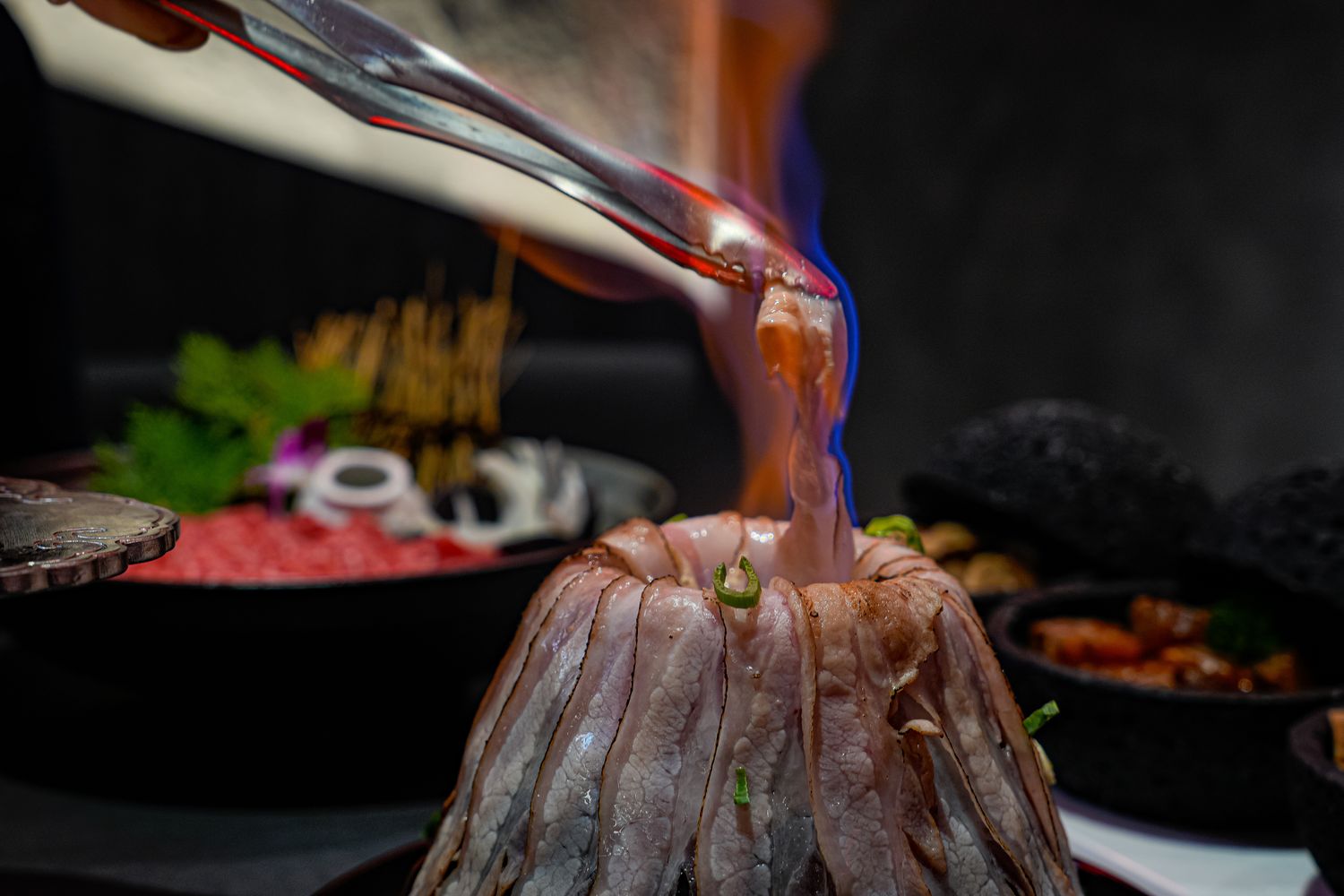 【岩漿火鍋 桃園中正店】極致漢方麻辣湯 x 視覺系火焰炙燒豬,藝文特區宵夜聚餐新地標! @混血珊莎的奇幻旅程 【岩漿火鍋 桃園中正店】極致漢方麻辣湯 x 視覺系火焰炙燒豬,藝文特區宵夜聚餐新地標! @混血珊莎的奇幻旅程