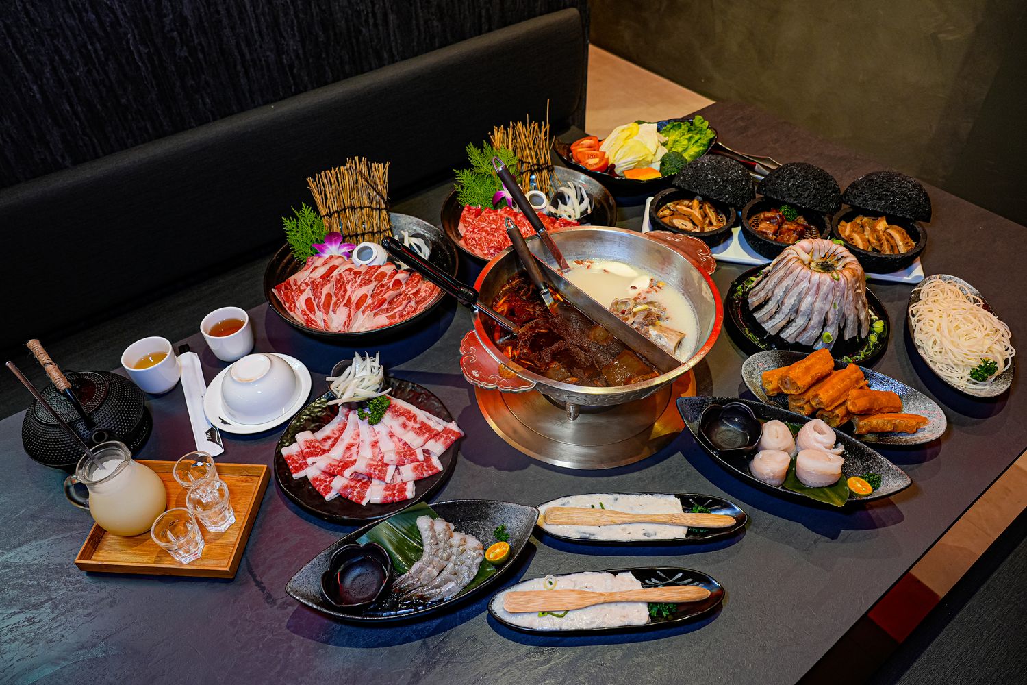 【岩漿火鍋 桃園中正店】極致漢方麻辣湯 x 視覺系火焰炙燒豬,藝文特區宵夜聚餐新地標! @混血珊莎的奇幻旅程 【岩漿火鍋 桃園中正店】極致漢方麻辣湯 x 視覺系火焰炙燒豬,藝文特區宵夜聚餐新地標! @混血珊莎的奇幻旅程