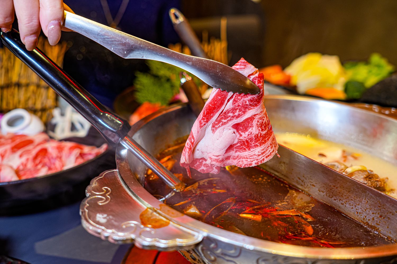 【岩漿火鍋 桃園中正店】極致漢方麻辣湯 x 視覺系火焰炙燒豬,藝文特區宵夜聚餐新地標! @混血珊莎的奇幻旅程 【岩漿火鍋 桃園中正店】極致漢方麻辣湯 x 視覺系火焰炙燒豬,藝文特區宵夜聚餐新地標! @混血珊莎的奇幻旅程