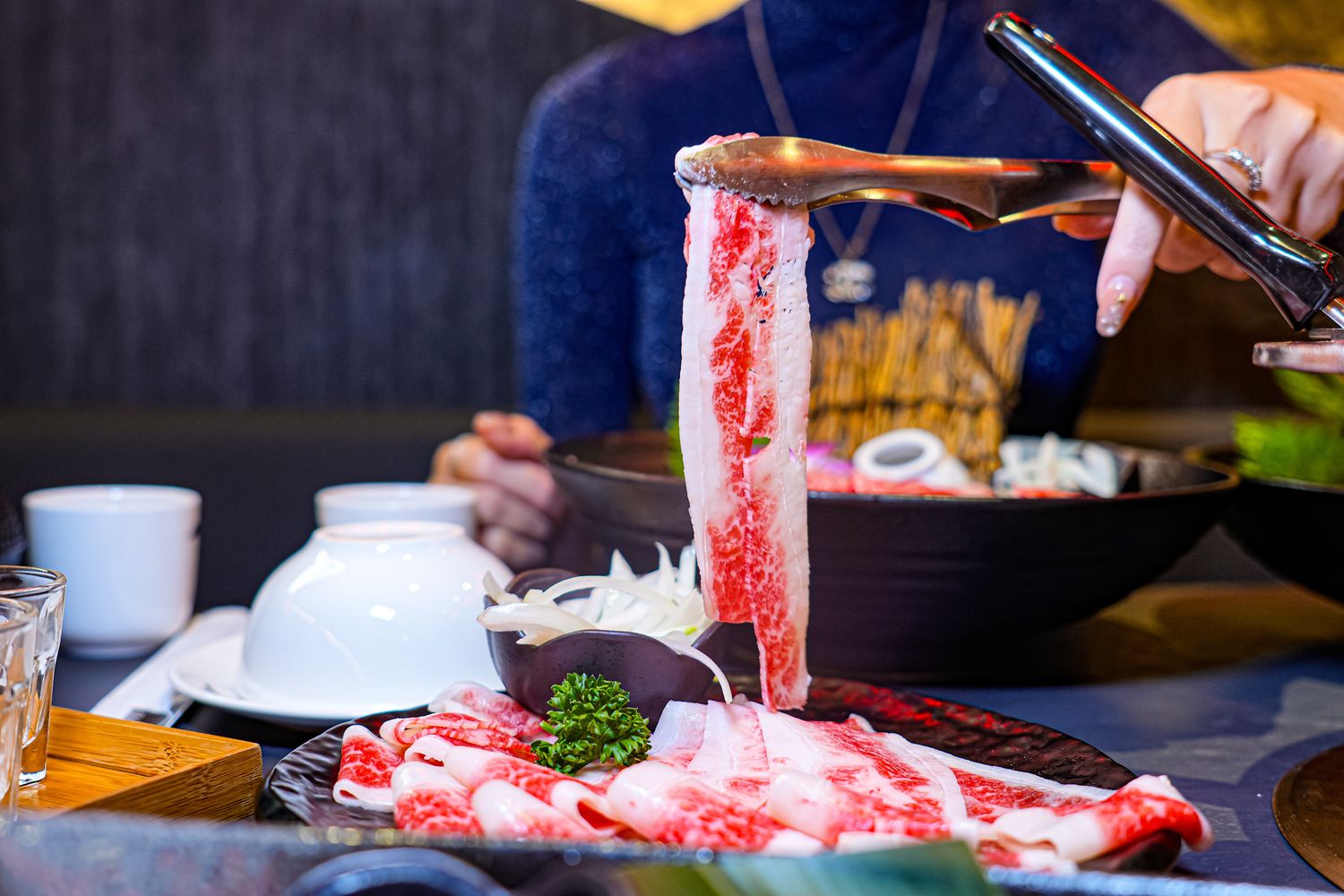 【岩漿火鍋 桃園中正店】極致漢方麻辣湯 x 視覺系火焰炙燒豬,藝文特區宵夜聚餐新地標! @混血珊莎的奇幻旅程 【岩漿火鍋 桃園中正店】極致漢方麻辣湯 x 視覺系火焰炙燒豬,藝文特區宵夜聚餐新地標! @混血珊莎的奇幻旅程