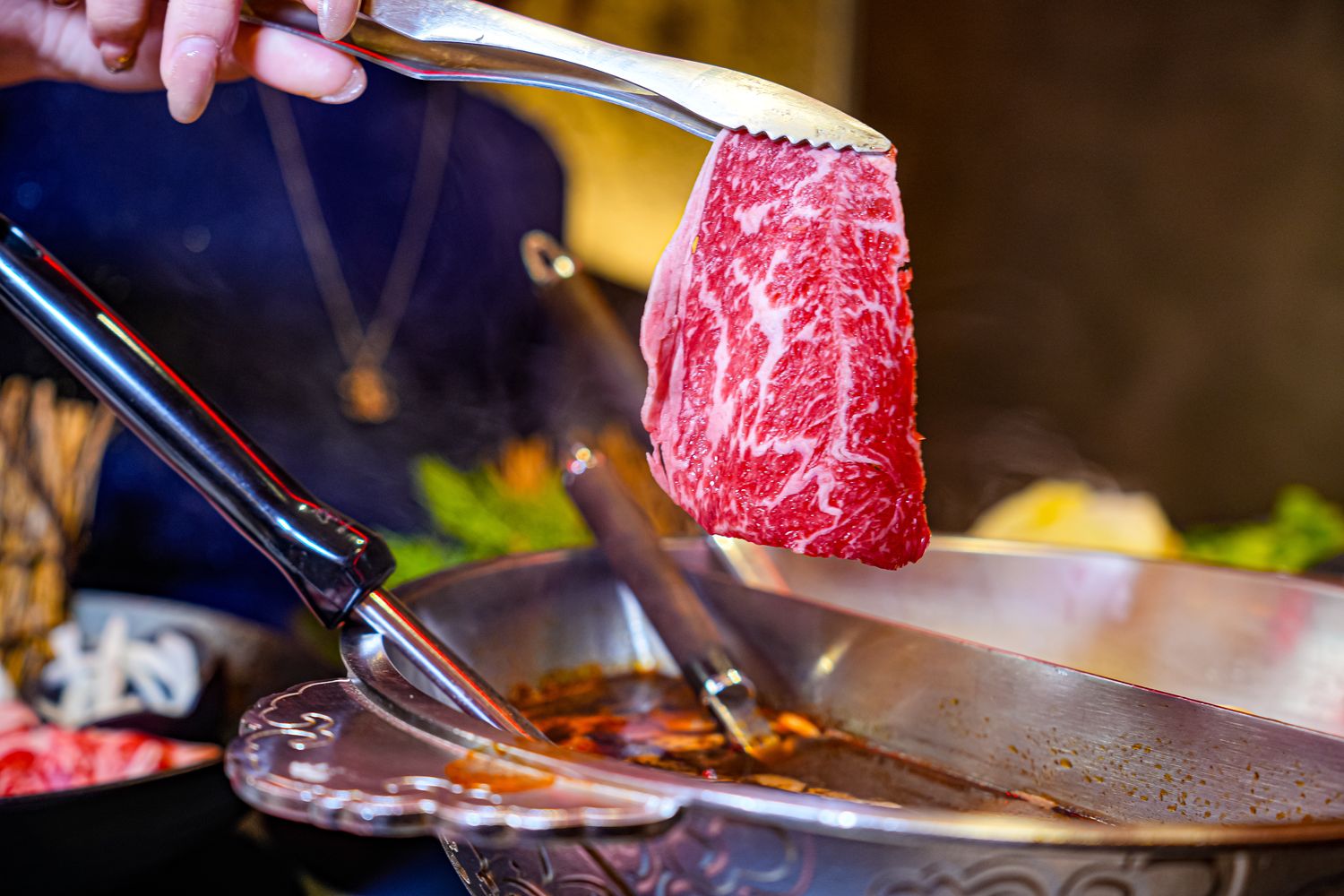 【岩漿火鍋 桃園中正店】極致漢方麻辣湯 x 視覺系火焰炙燒豬,藝文特區宵夜聚餐新地標! @混血珊莎的奇幻旅程 【岩漿火鍋 桃園中正店】極致漢方麻辣湯 x 視覺系火焰炙燒豬,藝文特區宵夜聚餐新地標! @混血珊莎的奇幻旅程