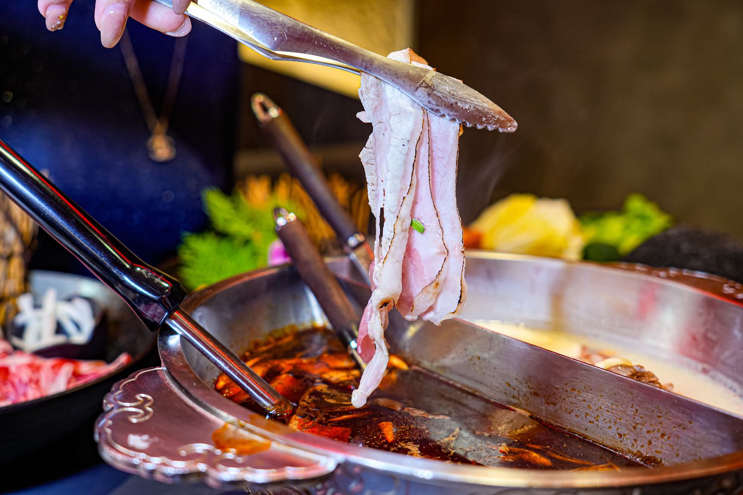 【岩漿火鍋 桃園中正店】極致漢方麻辣湯 x 視覺系火焰炙燒豬,藝文特區宵夜聚餐新地標! @混血珊莎的奇幻旅程 【岩漿火鍋 桃園中正店】極致漢方麻辣湯 x 視覺系火焰炙燒豬,藝文特區宵夜聚餐新地標! @混血珊莎的奇幻旅程