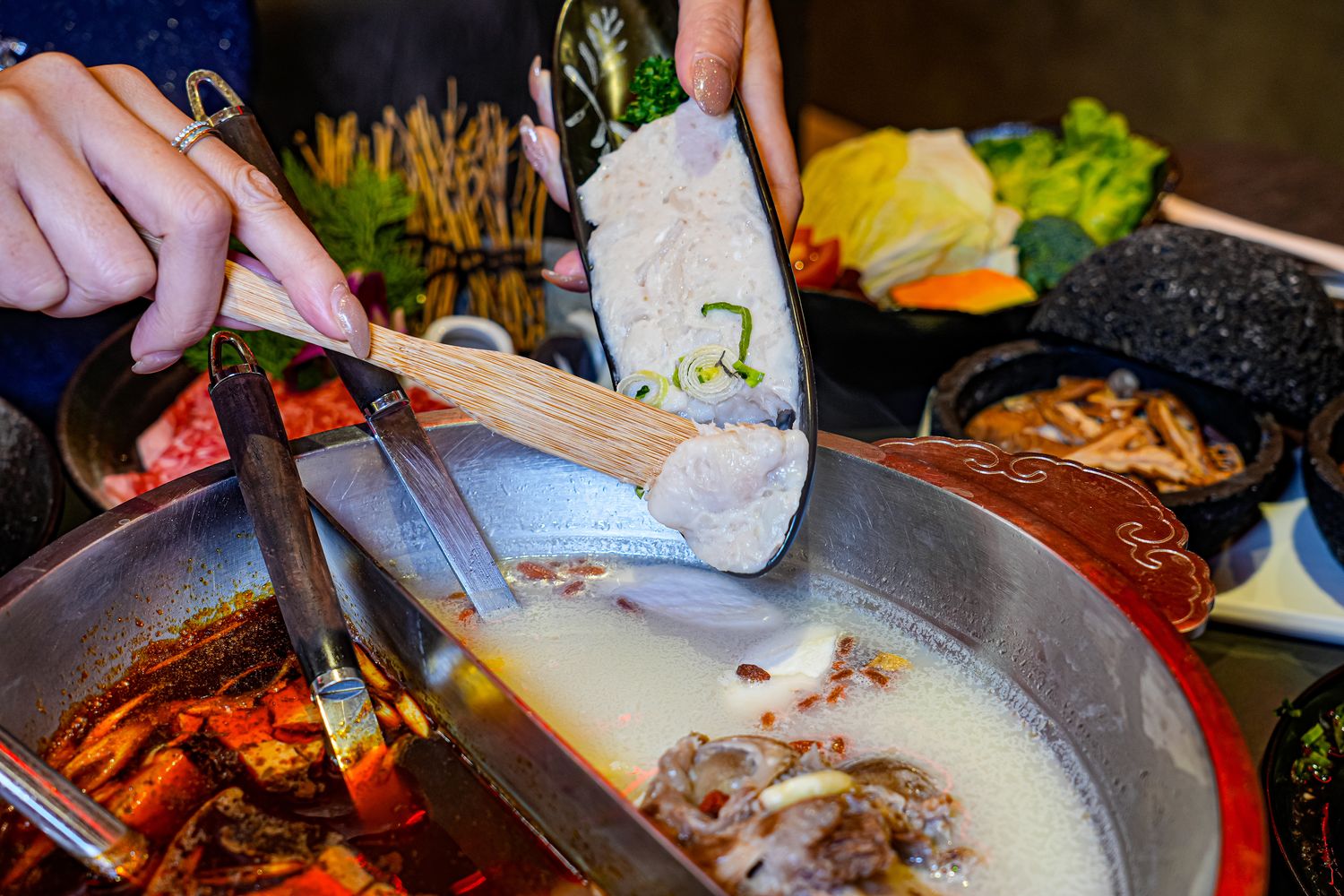 【岩漿火鍋 桃園中正店】極致漢方麻辣湯 x 視覺系火焰炙燒豬,藝文特區宵夜聚餐新地標! @混血珊莎的奇幻旅程 【岩漿火鍋 桃園中正店】極致漢方麻辣湯 x 視覺系火焰炙燒豬,藝文特區宵夜聚餐新地標! @混血珊莎的奇幻旅程