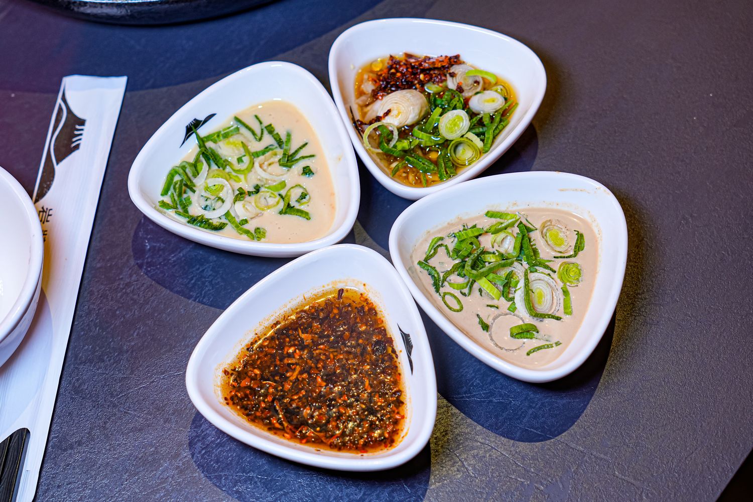 【岩漿火鍋 桃園中正店】極致漢方麻辣湯 x 視覺系火焰炙燒豬,藝文特區宵夜聚餐新地標! @混血珊莎的奇幻旅程 【岩漿火鍋 桃園中正店】極致漢方麻辣湯 x 視覺系火焰炙燒豬,藝文特區宵夜聚餐新地標! @混血珊莎的奇幻旅程